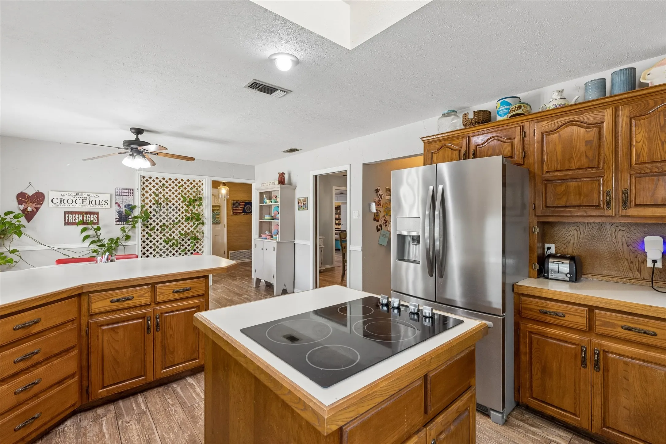 Single Family Residence For Sale in Grayson County , 2430 Turtle Creek Drive, Sherman, Texas 75092, 3 Bedroom, 3 Bathroom, 2 Garage spaces, 2,268 Sqft, built in 1983, mls#21297604, Real Estate Agent in Sherman, Homes For Sale in Grayson county, Homes For Sale in Sherman, Realtor in Sherman Texas, Real Estate Brokerage Independent Realty Texas, Luminita Cordes Realtor