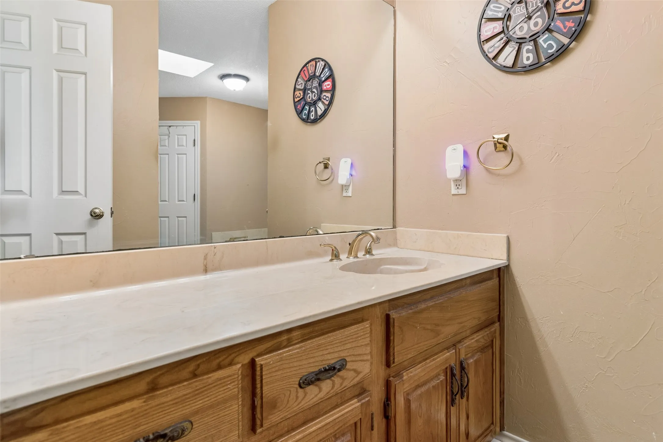 Single Family Residence For Sale in Grayson County , 2430 Turtle Creek Drive, Sherman, Texas 75092, 3 Bedroom, 3 Bathroom, 2 Garage spaces, 2,268 Sqft, built in 1983, mls#21297604, Real Estate Agent in Sherman, Homes For Sale in Grayson county, Homes For Sale in Sherman, Realtor in Sherman Texas, Real Estate Brokerage Independent Realty Texas, Luminita Cordes Realtor