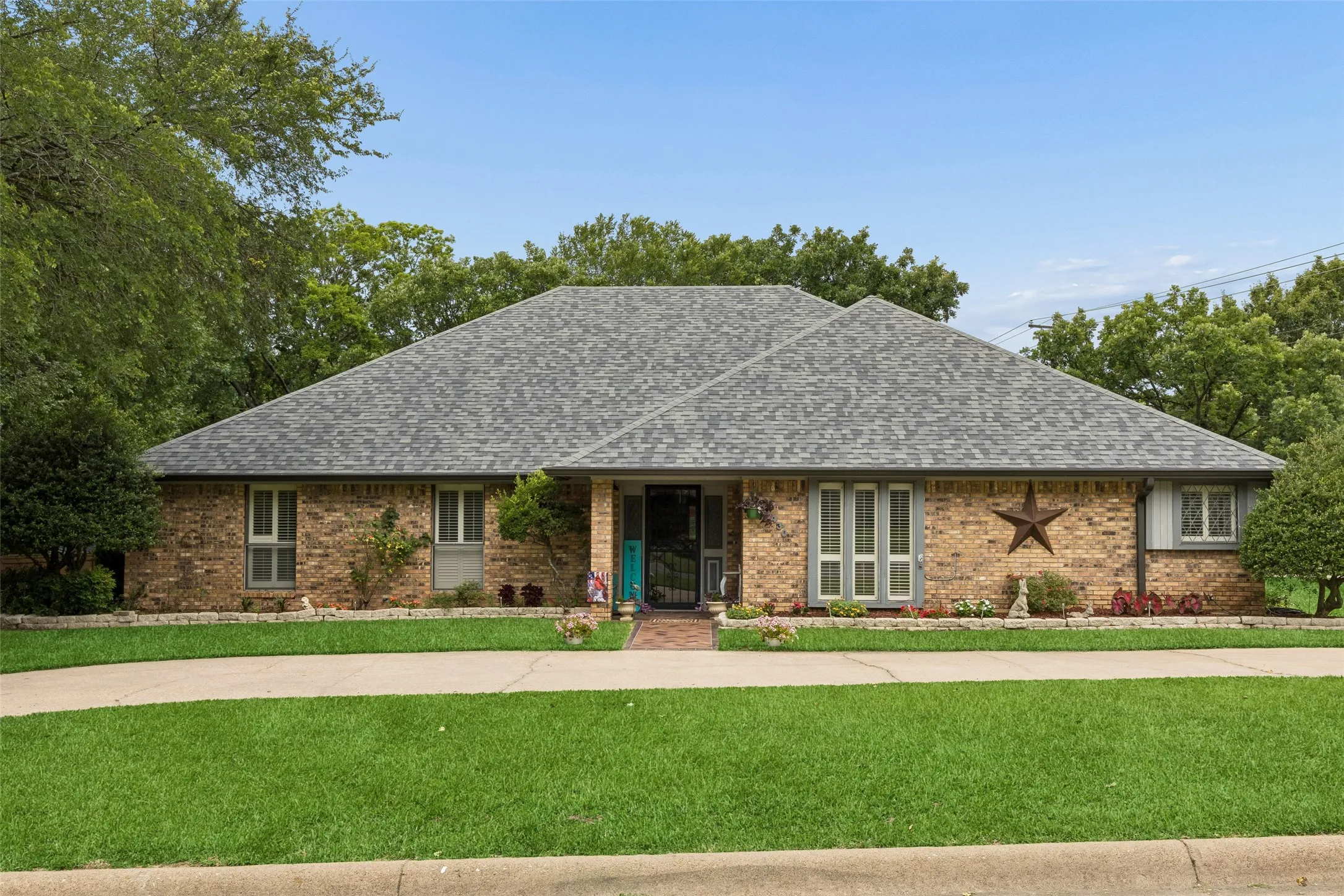 Single Family Residence For Sale in Grayson County , 2430 Turtle Creek Drive, Sherman, Texas 75092, 3 Bedroom, 3 Bathroom, 2 Garage spaces, 2,268 Sqft, built in 1983, mls#21297604, Real Estate Agent in Sherman, Homes For Sale in Grayson county, Homes For Sale in Sherman, Realtor in Sherman Texas, Real Estate Brokerage Independent Realty Texas, Luminita Cordes Realtor