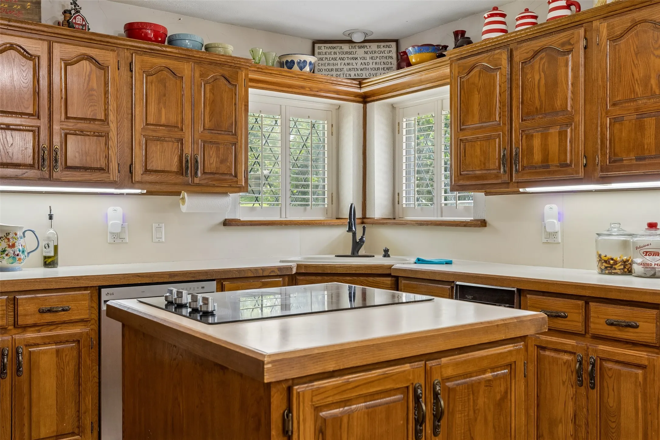 Single Family Residence For Sale in Grayson County , 2430 Turtle Creek Drive, Sherman, Texas 75092, 3 Bedroom, 3 Bathroom, 2 Garage spaces, 2,268 Sqft, built in 1983, mls#21297604, Real Estate Agent in Sherman, Homes For Sale in Grayson county, Homes For Sale in Sherman, Realtor in Sherman Texas, Real Estate Brokerage Independent Realty Texas, Luminita Cordes Realtor
