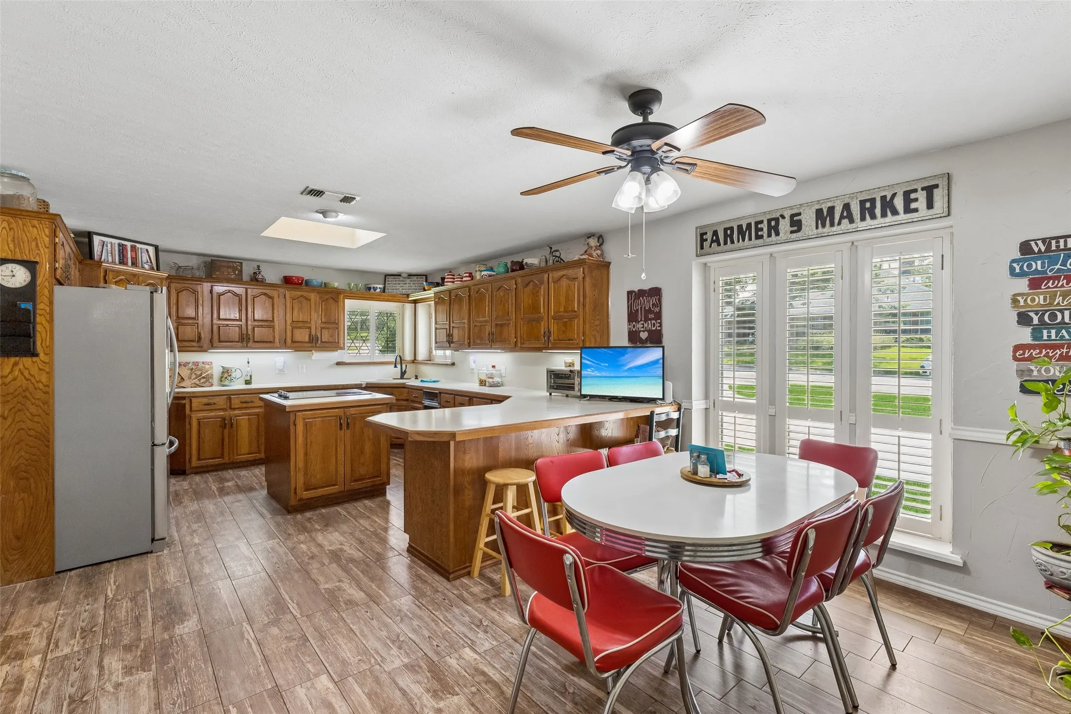 Single Family Residence For Sale in Grayson County , 2430 Turtle Creek Drive, Sherman, Texas 75092, 3 Bedroom, 3 Bathroom, 2 Garage spaces, 2,268 Sqft, built in 1983, mls#21297604, Real Estate Agent in Sherman, Homes For Sale in Grayson county, Homes For Sale in Sherman, Realtor in Sherman Texas, Real Estate Brokerage Independent Realty Texas, Luminita Cordes Realtor