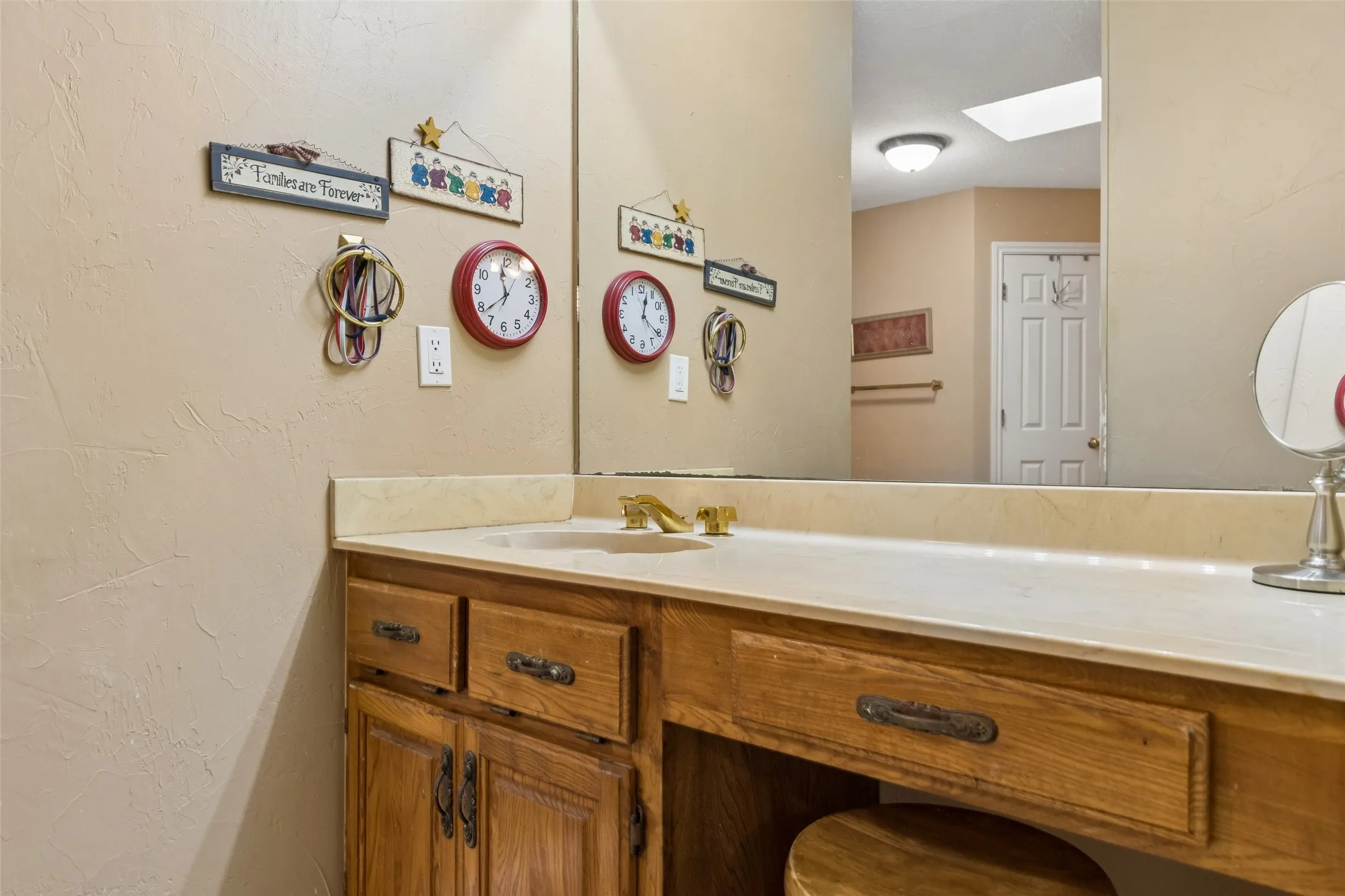 Single Family Residence For Sale in Grayson County , 2430 Turtle Creek Drive, Sherman, Texas 75092, 3 Bedroom, 3 Bathroom, 2 Garage spaces, 2,268 Sqft, built in 1983, mls#21297604, Real Estate Agent in Sherman, Homes For Sale in Grayson county, Homes For Sale in Sherman, Realtor in Sherman Texas, Real Estate Brokerage Independent Realty Texas, Luminita Cordes Realtor