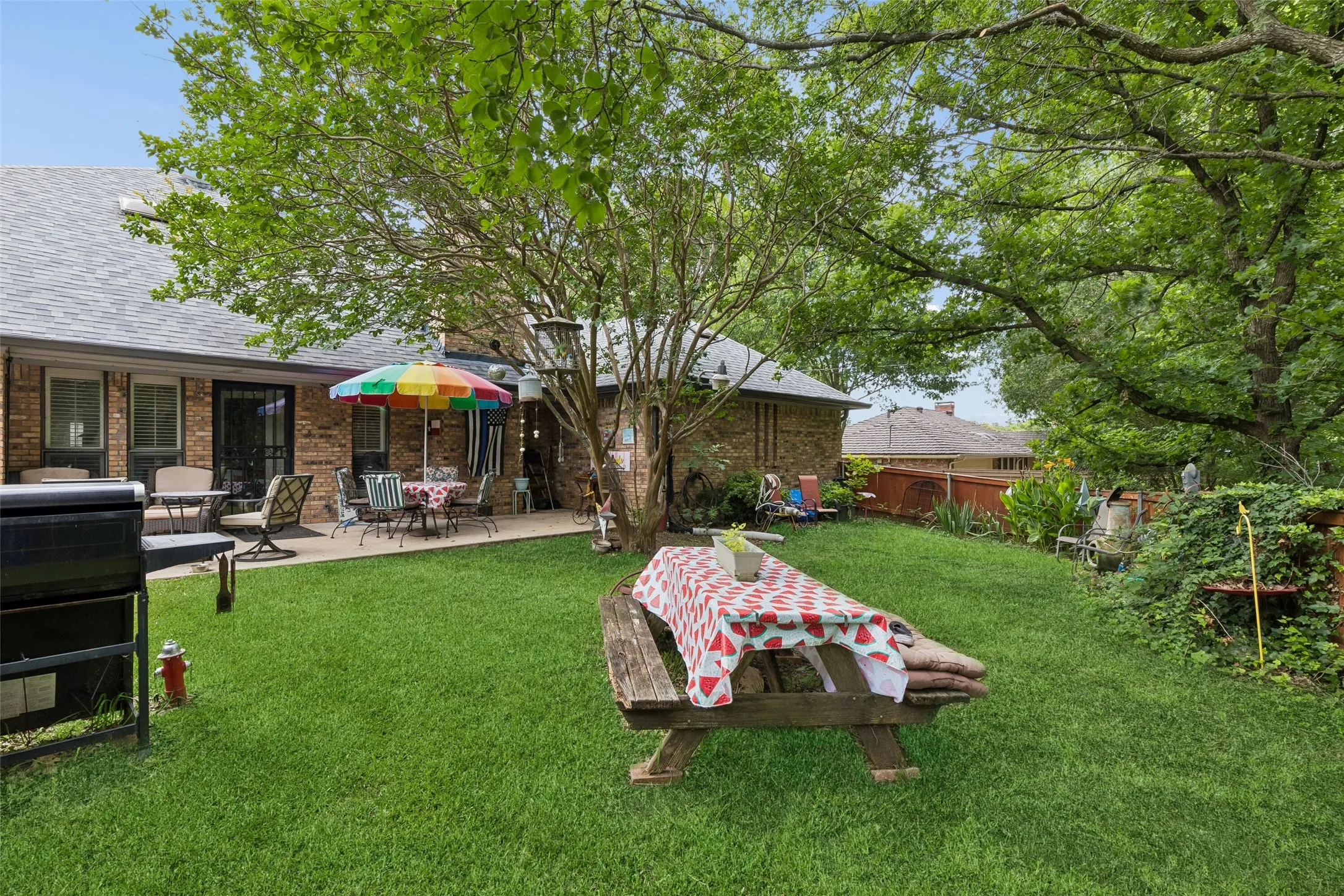Single Family Residence For Sale in Grayson County , 2430 Turtle Creek Drive, Sherman, Texas 75092, 3 Bedroom, 3 Bathroom, 2 Garage spaces, 2,268 Sqft, built in 1983, mls#21297604, Real Estate Agent in Sherman, Homes For Sale in Grayson county, Homes For Sale in Sherman, Realtor in Sherman Texas, Real Estate Brokerage Independent Realty Texas, Luminita Cordes Realtor