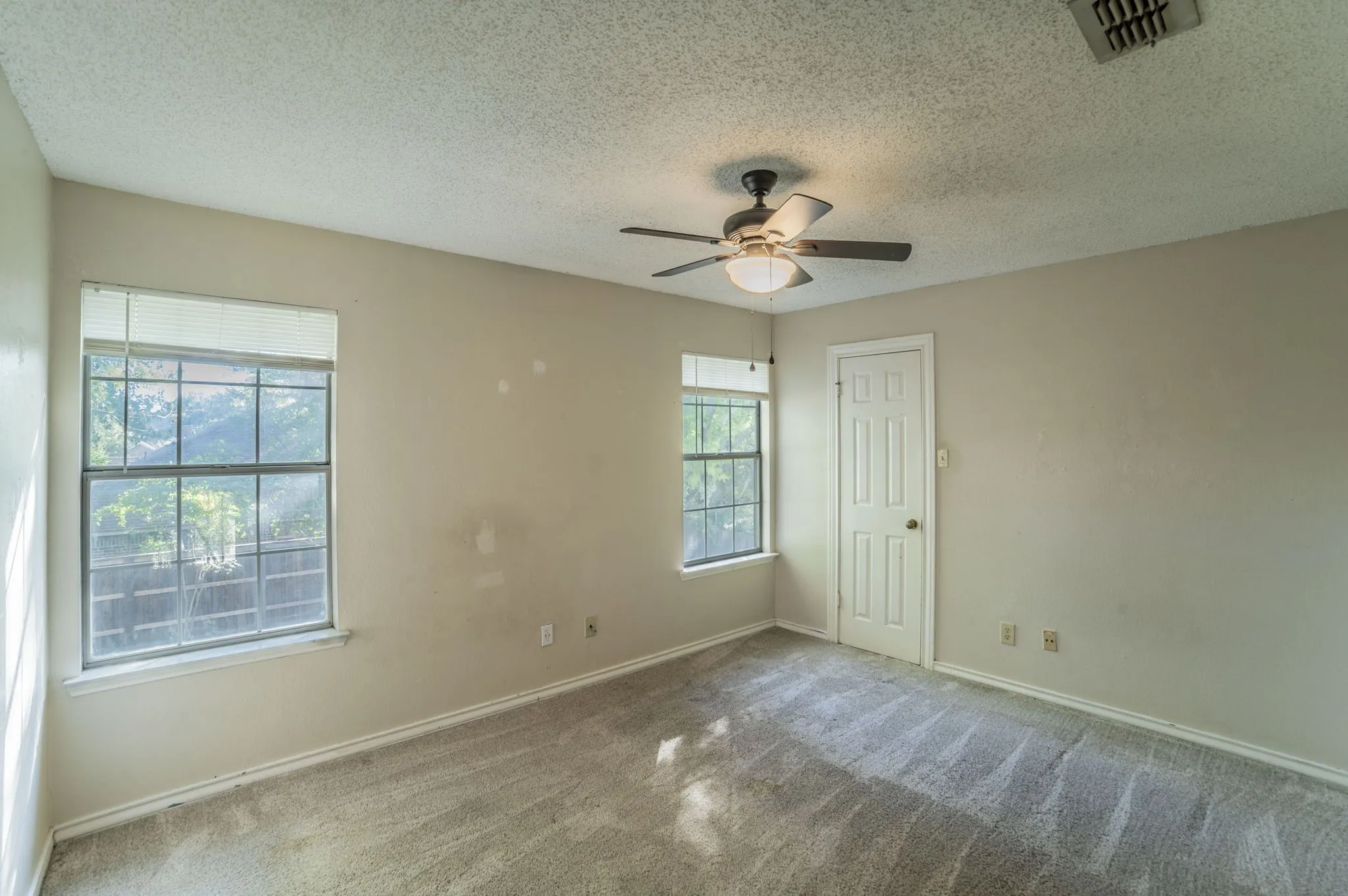 Single Family Residence For Sale in Tarrant County , 1240 Trinity Drive, Benbrook, Texas 76126, 4 Bedroom, 3 Bathroom, 2 Garage spaces, 2,776 Sqft, built in 1988, mls#21300107, Real Estate Agent in Benbrook, Homes For Sale in Tarrant county, Homes For Sale in Benbrook, Realtor in Benbrook Texas, Real Estate Brokerage Independent Realty Texas, Luminita Cordes Realtor