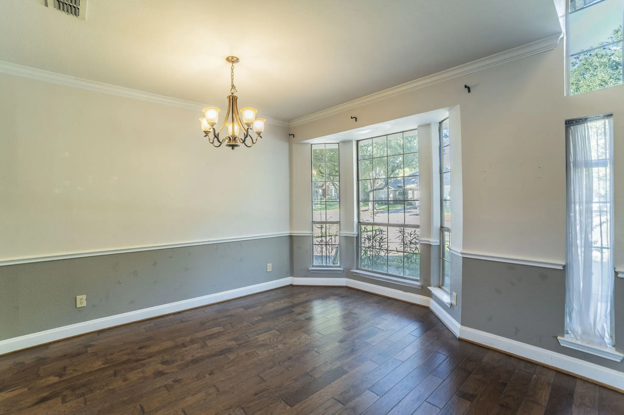 Single Family Residence For Sale in Tarrant County , 1240 Trinity Drive, Benbrook, Texas 76126, 4 Bedroom, 3 Bathroom, 2 Garage spaces, 2,776 Sqft, built in 1988, mls#21300107, Real Estate Agent in Benbrook, Homes For Sale in Tarrant county, Homes For Sale in Benbrook, Realtor in Benbrook Texas, Real Estate Brokerage Independent Realty Texas, Luminita Cordes Realtor