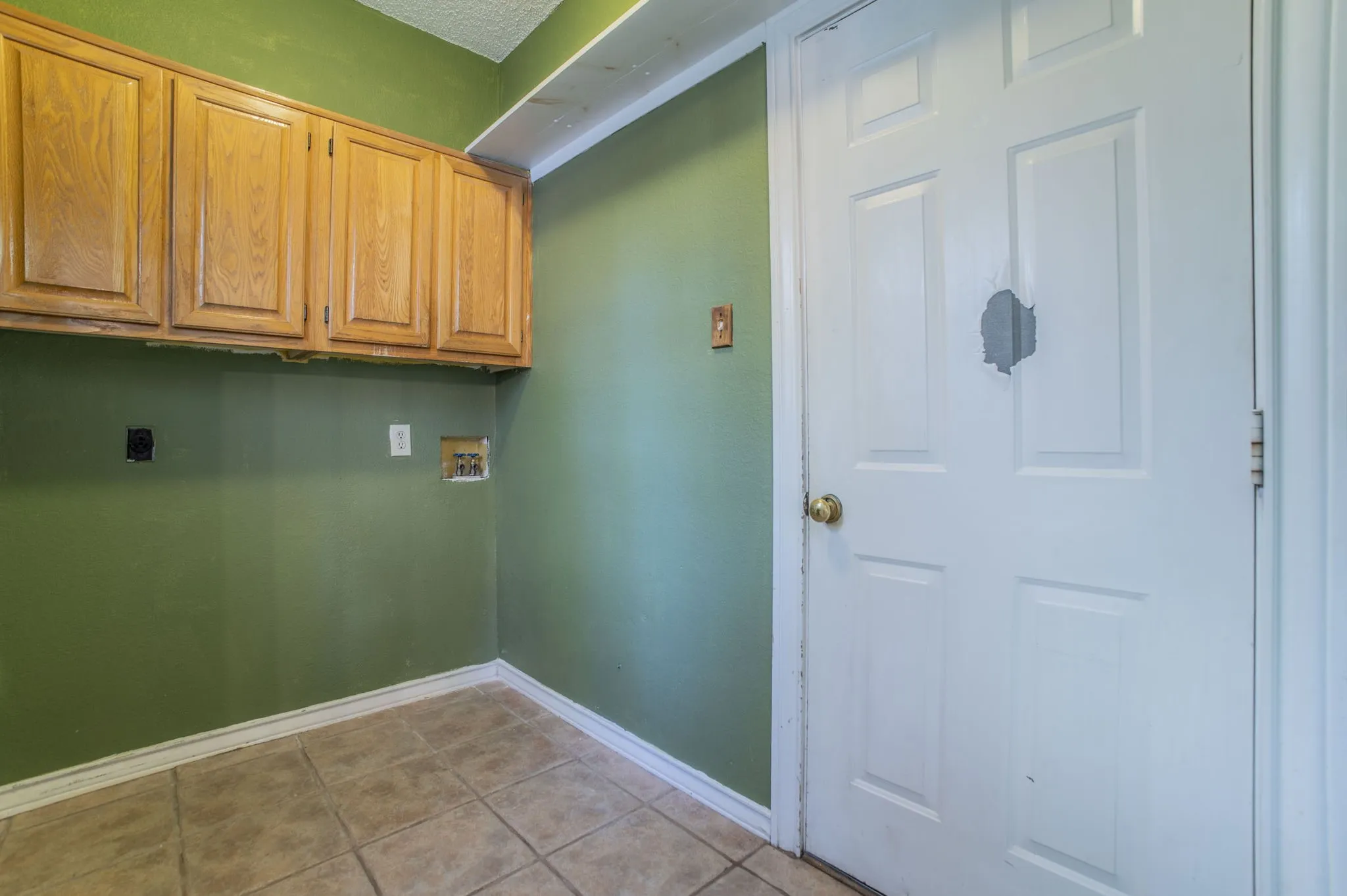 Single Family Residence For Sale in Tarrant County , 1240 Trinity Drive, Benbrook, Texas 76126, 4 Bedroom, 3 Bathroom, 2 Garage spaces, 2,776 Sqft, built in 1988, mls#21300107, Real Estate Agent in Benbrook, Homes For Sale in Tarrant county, Homes For Sale in Benbrook, Realtor in Benbrook Texas, Real Estate Brokerage Independent Realty Texas, Luminita Cordes Realtor