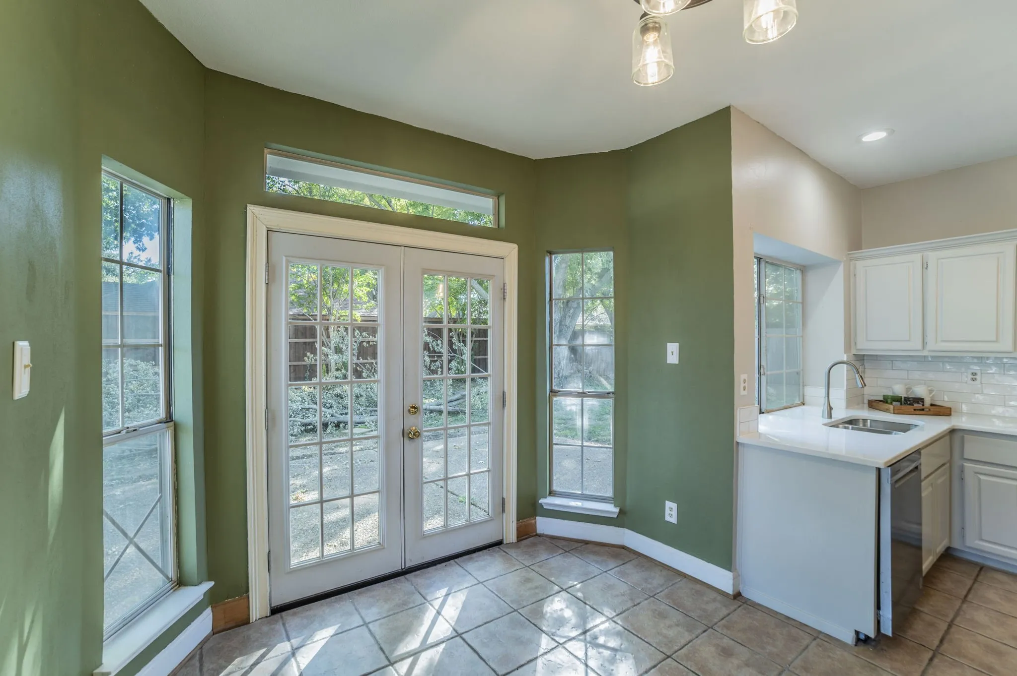 Single Family Residence For Sale in Tarrant County , 1240 Trinity Drive, Benbrook, Texas 76126, 4 Bedroom, 3 Bathroom, 2 Garage spaces, 2,776 Sqft, built in 1988, mls#21300107, Real Estate Agent in Benbrook, Homes For Sale in Tarrant county, Homes For Sale in Benbrook, Realtor in Benbrook Texas, Real Estate Brokerage Independent Realty Texas, Luminita Cordes Realtor