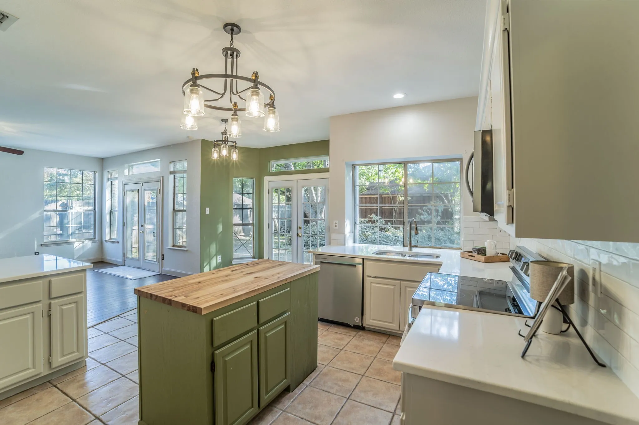 Single Family Residence For Sale in Tarrant County , 1240 Trinity Drive, Benbrook, Texas 76126, 4 Bedroom, 3 Bathroom, 2 Garage spaces, 2,776 Sqft, built in 1988, mls#21300107, Real Estate Agent in Benbrook, Homes For Sale in Tarrant county, Homes For Sale in Benbrook, Realtor in Benbrook Texas, Real Estate Brokerage Independent Realty Texas, Luminita Cordes Realtor