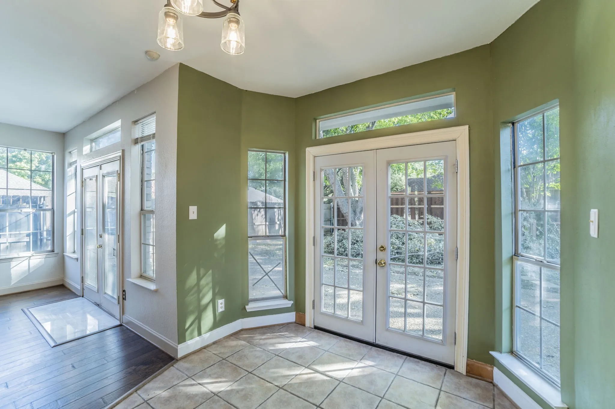 Single Family Residence For Sale in Tarrant County , 1240 Trinity Drive, Benbrook, Texas 76126, 4 Bedroom, 3 Bathroom, 2 Garage spaces, 2,776 Sqft, built in 1988, mls#21300107, Real Estate Agent in Benbrook, Homes For Sale in Tarrant county, Homes For Sale in Benbrook, Realtor in Benbrook Texas, Real Estate Brokerage Independent Realty Texas, Luminita Cordes Realtor