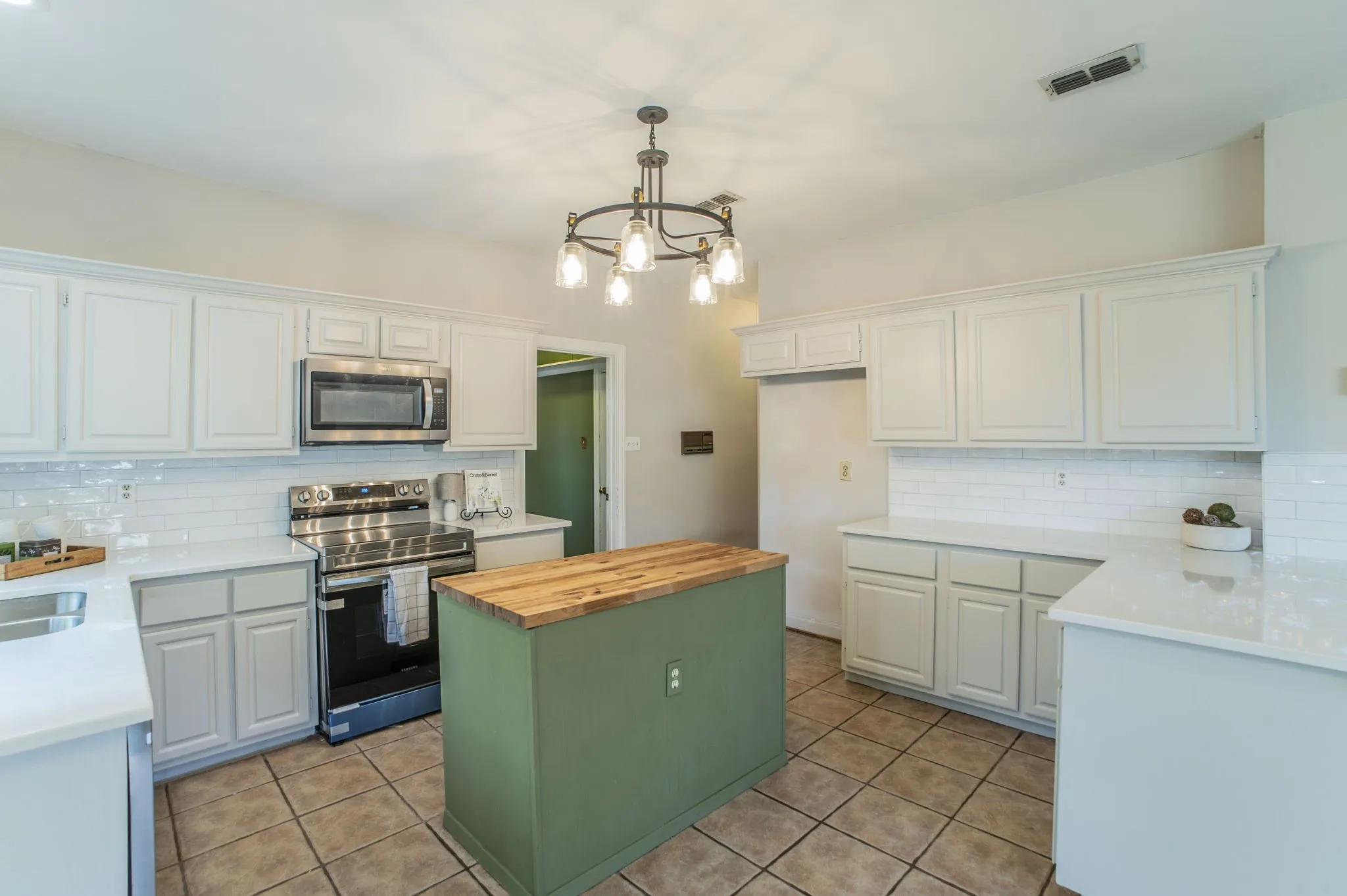 Single Family Residence For Sale in Tarrant County , 1240 Trinity Drive, Benbrook, Texas 76126, 4 Bedroom, 3 Bathroom, 2 Garage spaces, 2,776 Sqft, built in 1988, mls#21300107, Real Estate Agent in Benbrook, Homes For Sale in Tarrant county, Homes For Sale in Benbrook, Realtor in Benbrook Texas, Real Estate Brokerage Independent Realty Texas, Luminita Cordes Realtor