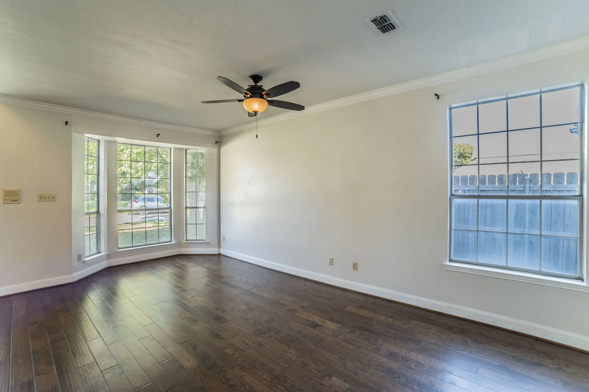 Single Family Residence For Sale in Tarrant County , 1240 Trinity Drive, Benbrook, Texas 76126, 4 Bedroom, 3 Bathroom, 2 Garage spaces, 2,776 Sqft, built in 1988, mls#21300107, Real Estate Agent in Benbrook, Homes For Sale in Tarrant county, Homes For Sale in Benbrook, Realtor in Benbrook Texas, Real Estate Brokerage Independent Realty Texas, Luminita Cordes Realtor