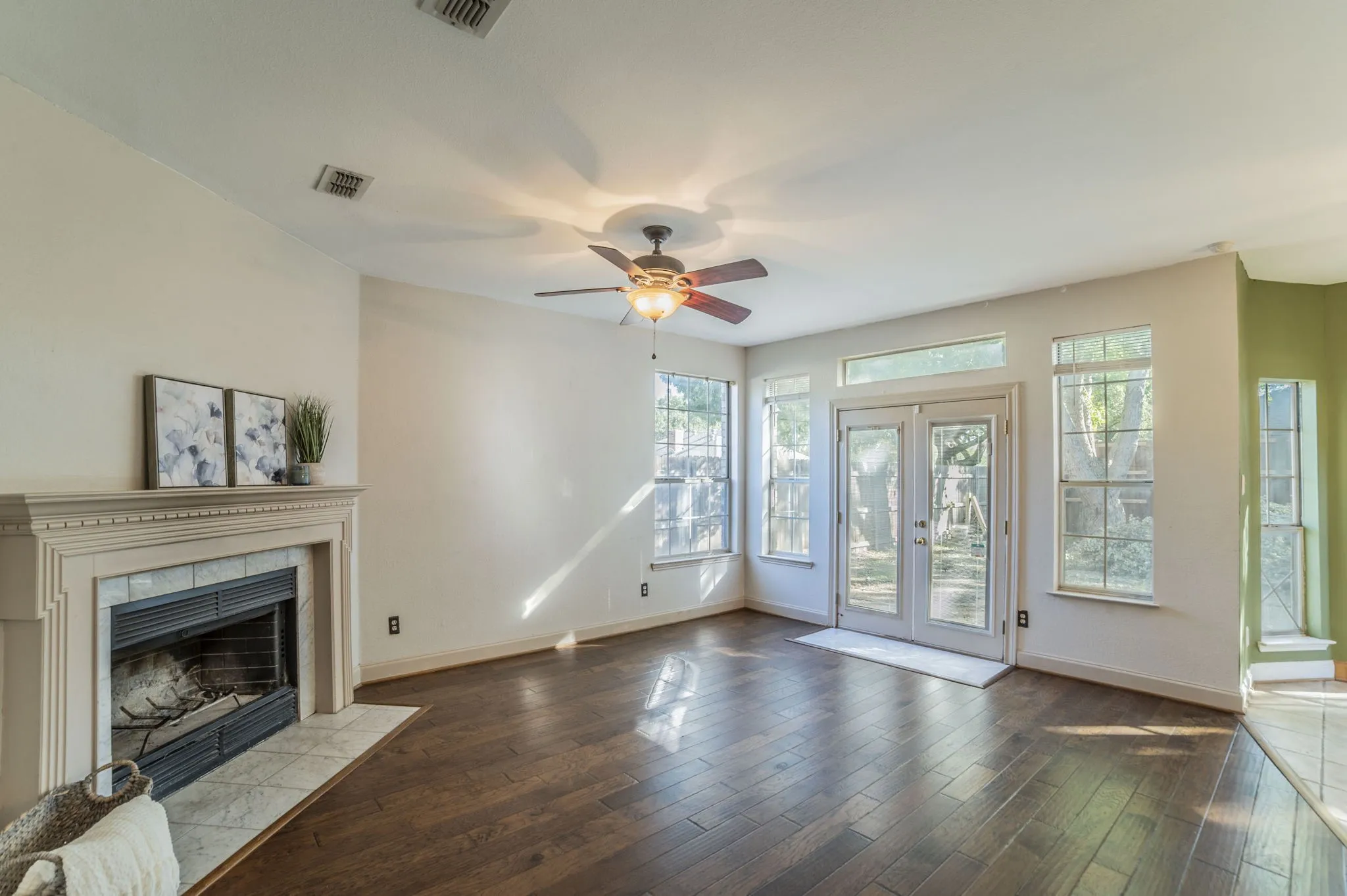 Single Family Residence For Sale in Tarrant County , 1240 Trinity Drive, Benbrook, Texas 76126, 4 Bedroom, 3 Bathroom, 2 Garage spaces, 2,776 Sqft, built in 1988, mls#21300107, Real Estate Agent in Benbrook, Homes For Sale in Tarrant county, Homes For Sale in Benbrook, Realtor in Benbrook Texas, Real Estate Brokerage Independent Realty Texas, Luminita Cordes Realtor