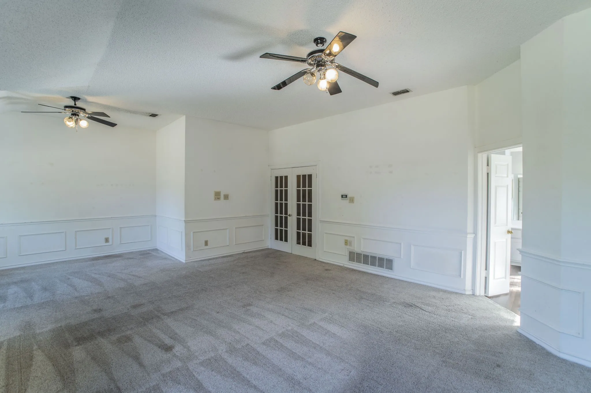 Single Family Residence For Sale in Tarrant County , 1240 Trinity Drive, Benbrook, Texas 76126, 4 Bedroom, 3 Bathroom, 2 Garage spaces, 2,776 Sqft, built in 1988, mls#21300107, Real Estate Agent in Benbrook, Homes For Sale in Tarrant county, Homes For Sale in Benbrook, Realtor in Benbrook Texas, Real Estate Brokerage Independent Realty Texas, Luminita Cordes Realtor