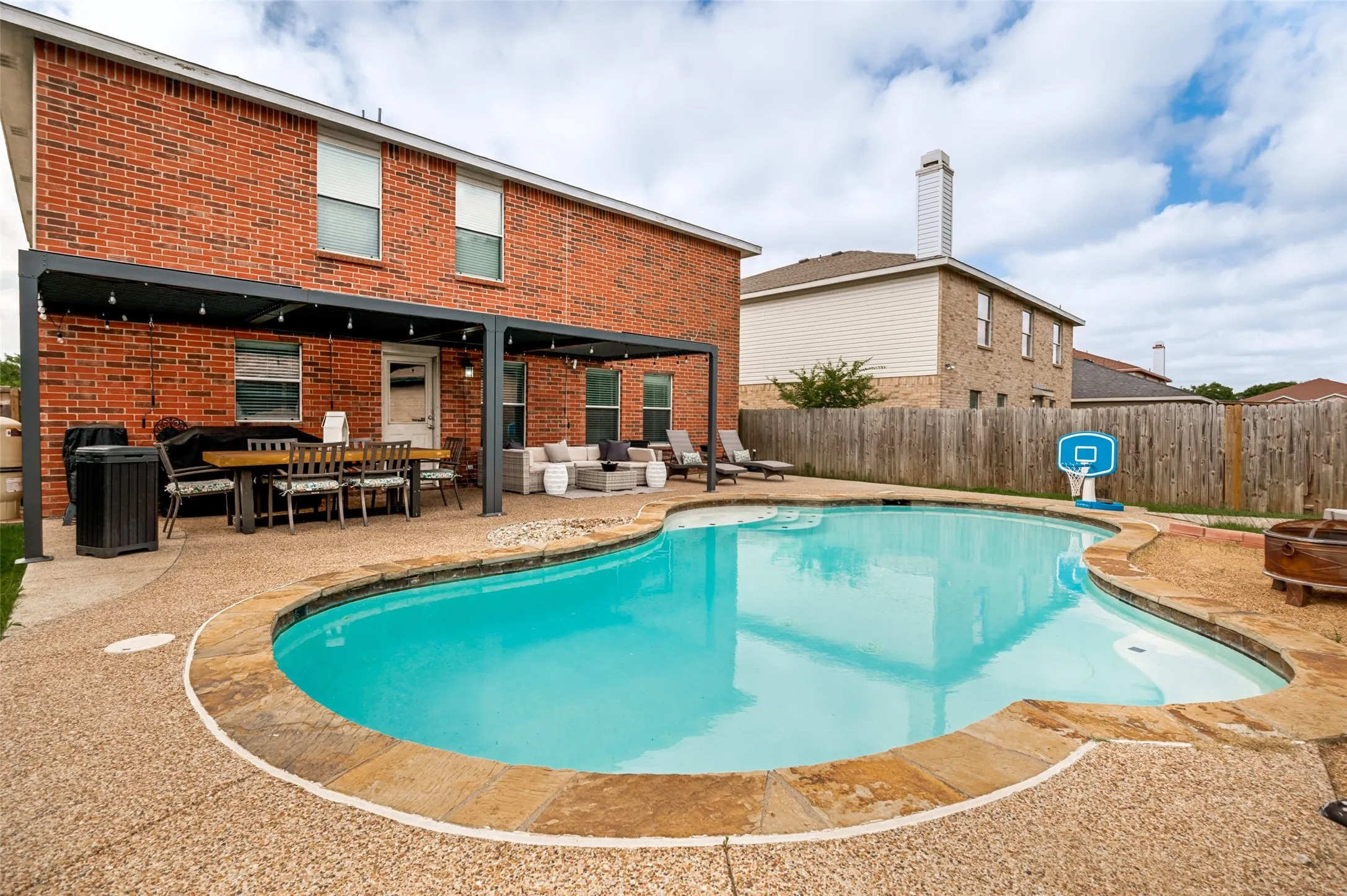 Single Family Residence For Sale in Tarrant County , 6015 Pietro Drive, Grand Prairie, Texas 75052, 3 Bedroom, 3 Bathroom, 2 Garage spaces, 2,341 Sqft, built in 2002, mls#21298789, Real Estate Agent in Grand Prairie, Homes For Sale in Tarrant county, Homes For Sale in Grand Prairie, Realtor in Grand Prairie Texas, Real Estate Brokerage Independent Realty Texas, Luminita Cordes Realtor