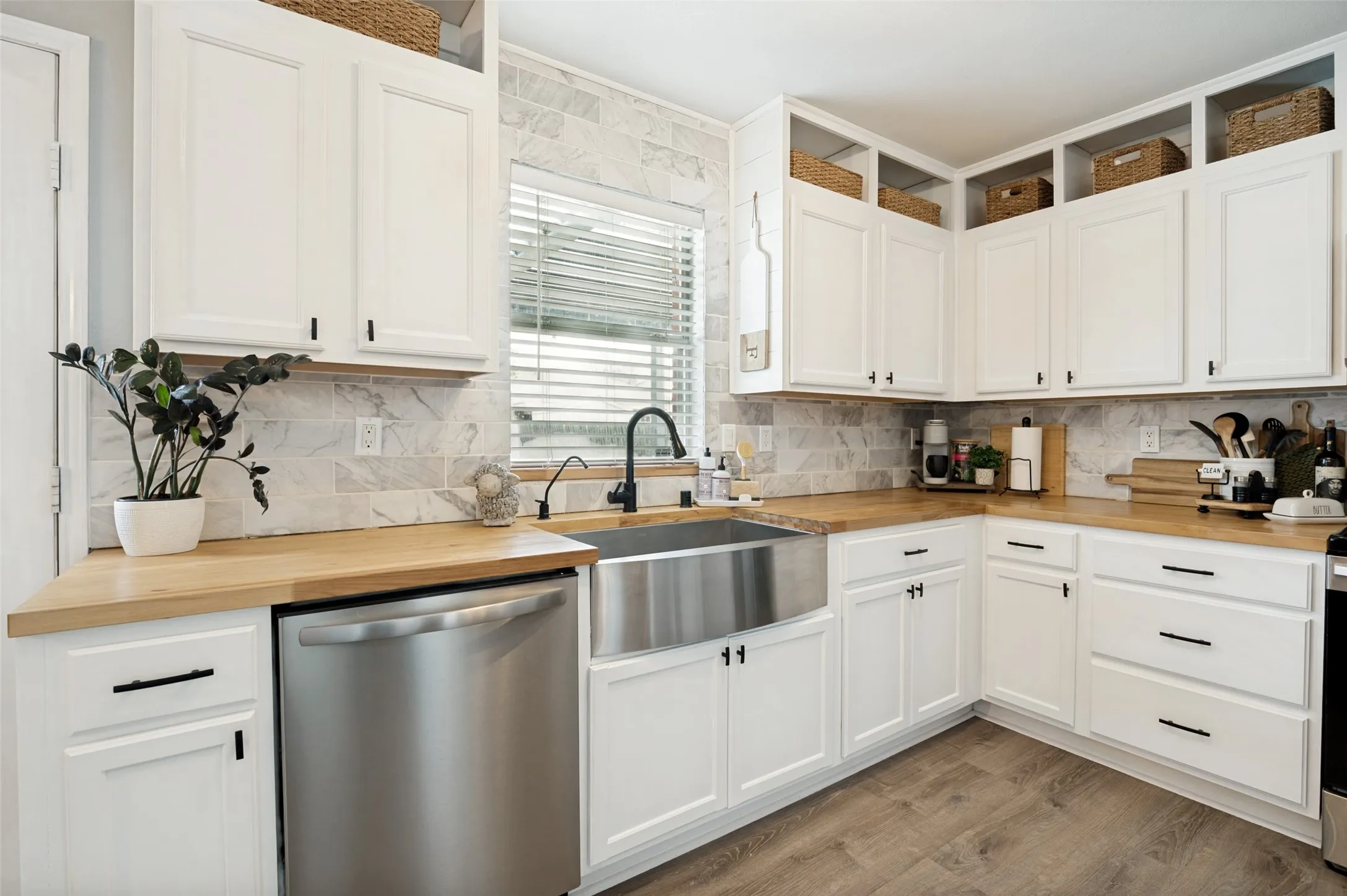 Single Family Residence For Sale in Tarrant County , 6015 Pietro Drive, Grand Prairie, Texas 75052, 3 Bedroom, 3 Bathroom, 2 Garage spaces, 2,341 Sqft, built in 2002, mls#21298789, Real Estate Agent in Grand Prairie, Homes For Sale in Tarrant county, Homes For Sale in Grand Prairie, Realtor in Grand Prairie Texas, Real Estate Brokerage Independent Realty Texas, Luminita Cordes Realtor