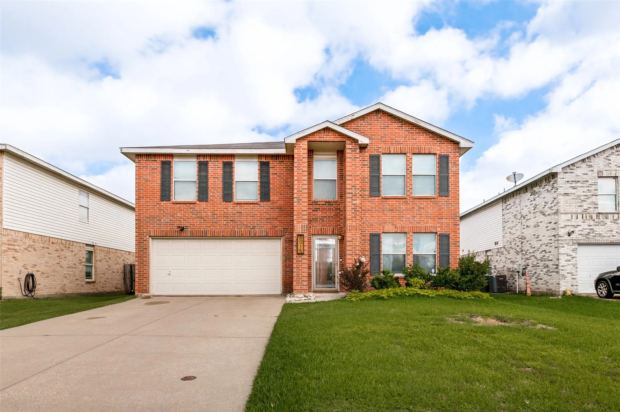 Single Family Residence For Sale in Tarrant County , 6015 Pietro Drive, Grand Prairie, Texas 75052, 3 Bedroom, 3 Bathroom, 2 Garage spaces, 2,341 Sqft, built in 2002, mls#21298789, Real Estate Agent in Grand Prairie, Homes For Sale in Tarrant county, Homes For Sale in Grand Prairie, Realtor in Grand Prairie Texas, Real Estate Brokerage Independent Realty Texas, Luminita Cordes Realtor