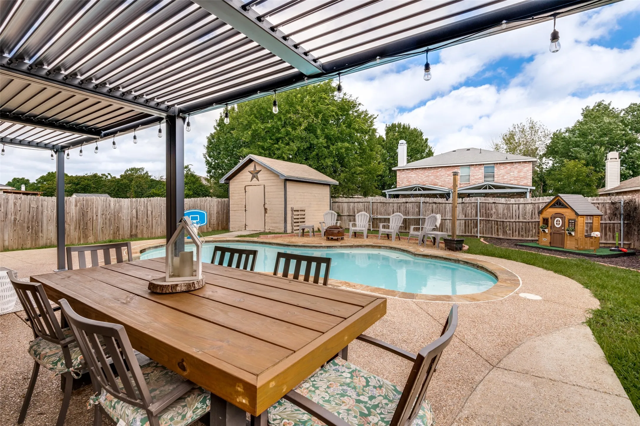 Single Family Residence For Sale in Tarrant County , 6015 Pietro Drive, Grand Prairie, Texas 75052, 3 Bedroom, 3 Bathroom, 2 Garage spaces, 2,341 Sqft, built in 2002, mls#21298789, Real Estate Agent in Grand Prairie, Homes For Sale in Tarrant county, Homes For Sale in Grand Prairie, Realtor in Grand Prairie Texas, Real Estate Brokerage Independent Realty Texas, Luminita Cordes Realtor