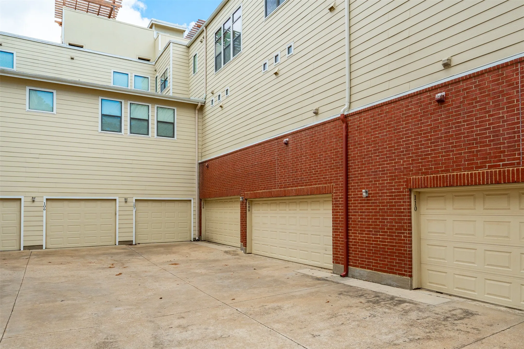 Condominium For Sale in Tarrant County , 1201 Beaconsfield Lane 109, Arlington, Texas 76011, 3 Bedroom, 4 Bathroom, 2 Garage spaces, 1,785 Sqft, built in 2008, mls#21299582, Real Estate Agent in Arlington, Homes For Sale in Tarrant county, Homes For Sale in Arlington, Realtor in Arlington Texas, Real Estate Brokerage Independent Realty Texas, Luminita Cordes Realtor