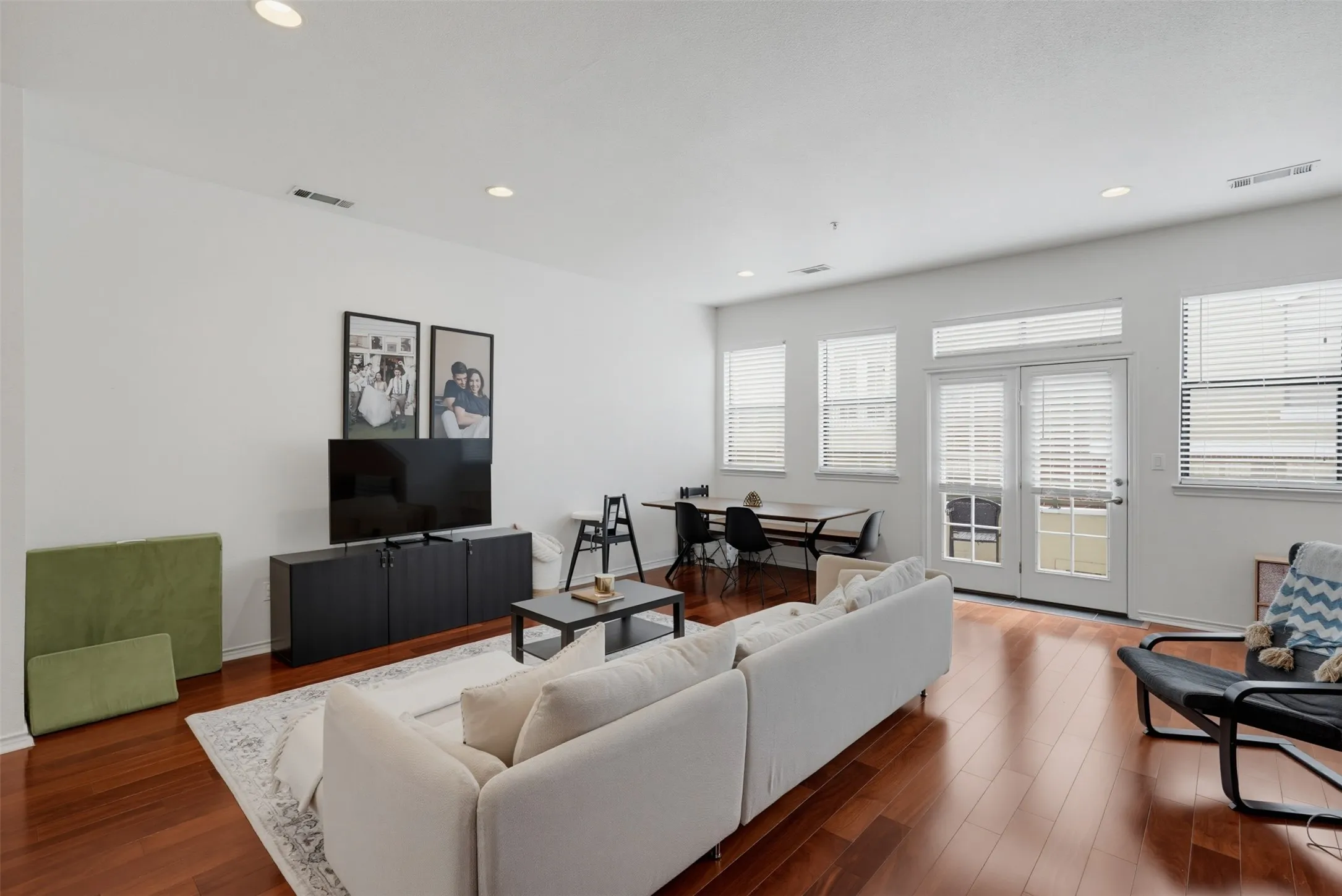 Condominium For Sale in Tarrant County , 1201 Beaconsfield Lane 109, Arlington, Texas 76011, 3 Bedroom, 4 Bathroom, 2 Garage spaces, 1,785 Sqft, built in 2008, mls#21299582, Real Estate Agent in Arlington, Homes For Sale in Tarrant county, Homes For Sale in Arlington, Realtor in Arlington Texas, Real Estate Brokerage Independent Realty Texas, Luminita Cordes Realtor