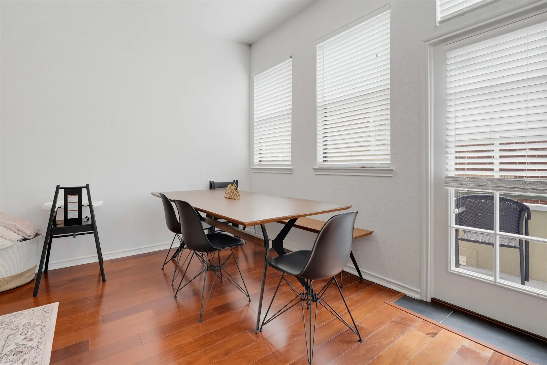 Condominium For Sale in Tarrant County , 1201 Beaconsfield Lane 109, Arlington, Texas 76011, 3 Bedroom, 4 Bathroom, 2 Garage spaces, 1,785 Sqft, built in 2008, mls#21299582, Real Estate Agent in Arlington, Homes For Sale in Tarrant county, Homes For Sale in Arlington, Realtor in Arlington Texas, Real Estate Brokerage Independent Realty Texas, Luminita Cordes Realtor