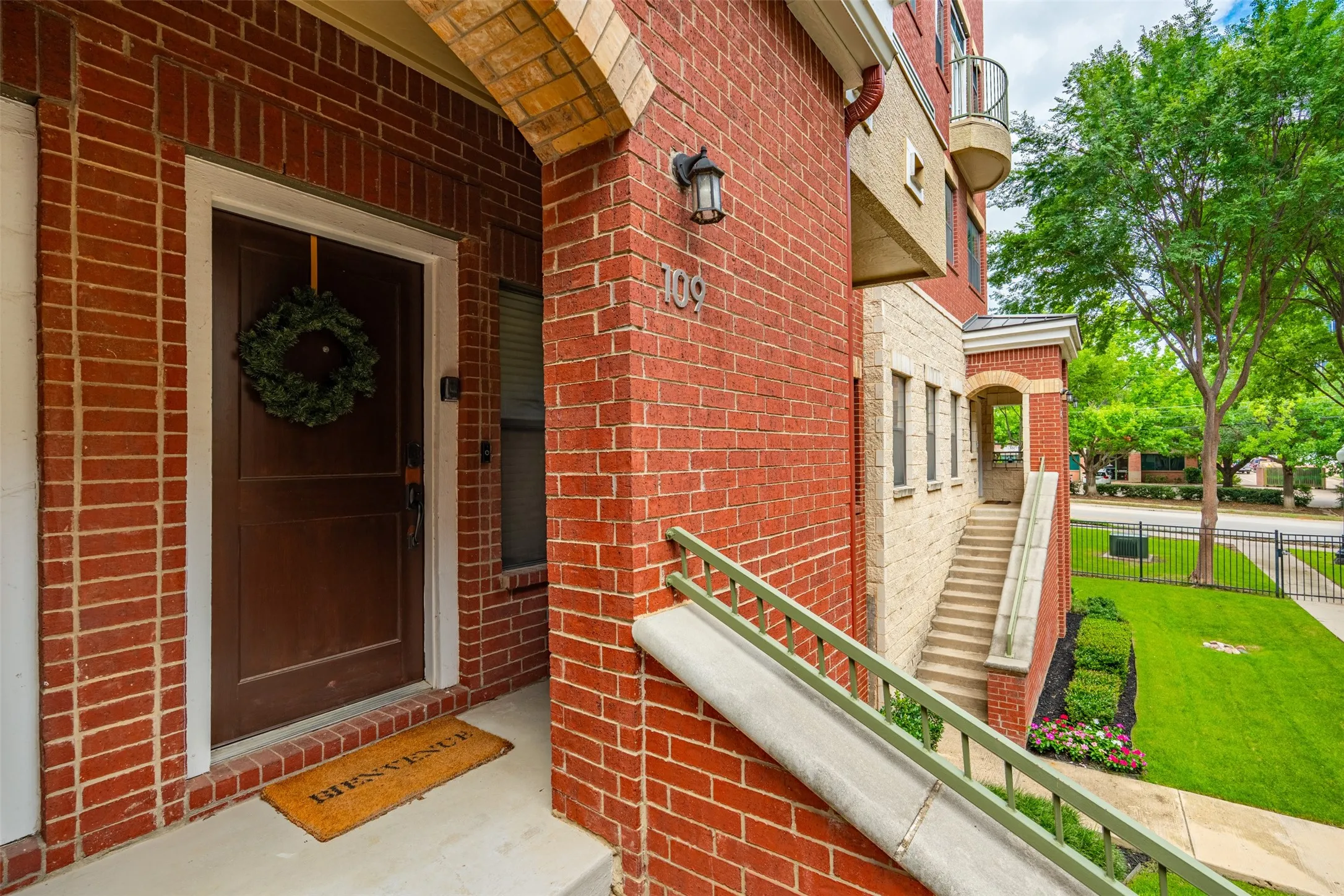 Condominium For Sale in Tarrant County , 1201 Beaconsfield Lane 109, Arlington, Texas 76011, 3 Bedroom, 4 Bathroom, 2 Garage spaces, 1,785 Sqft, built in 2008, mls#21299582, Real Estate Agent in Arlington, Homes For Sale in Tarrant county, Homes For Sale in Arlington, Realtor in Arlington Texas, Real Estate Brokerage Independent Realty Texas, Luminita Cordes Realtor