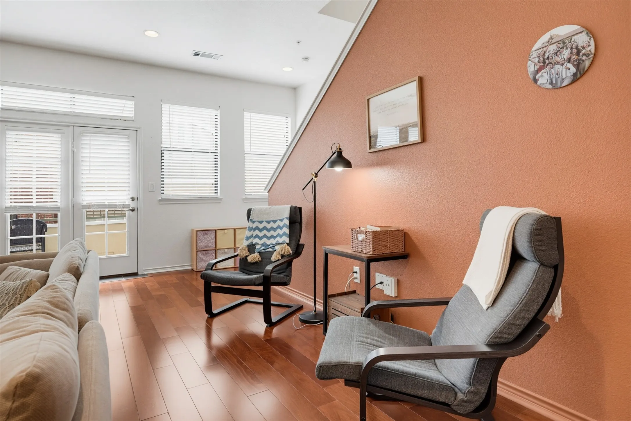 Condominium For Sale in Tarrant County , 1201 Beaconsfield Lane 109, Arlington, Texas 76011, 3 Bedroom, 4 Bathroom, 2 Garage spaces, 1,785 Sqft, built in 2008, mls#21299582, Real Estate Agent in Arlington, Homes For Sale in Tarrant county, Homes For Sale in Arlington, Realtor in Arlington Texas, Real Estate Brokerage Independent Realty Texas, Luminita Cordes Realtor