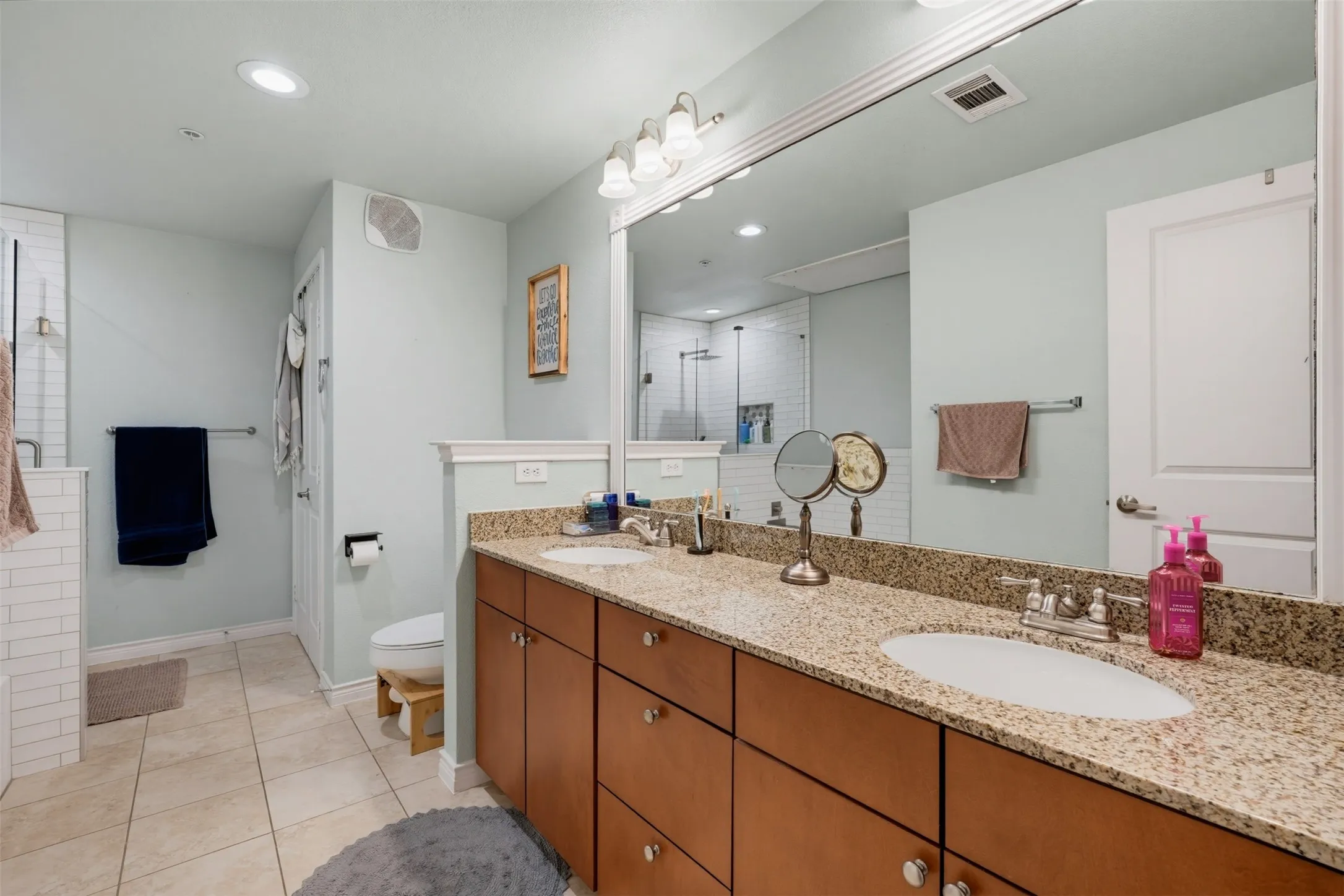 Condominium For Sale in Tarrant County , 1201 Beaconsfield Lane 109, Arlington, Texas 76011, 3 Bedroom, 4 Bathroom, 2 Garage spaces, 1,785 Sqft, built in 2008, mls#21299582, Real Estate Agent in Arlington, Homes For Sale in Tarrant county, Homes For Sale in Arlington, Realtor in Arlington Texas, Real Estate Brokerage Independent Realty Texas, Luminita Cordes Realtor