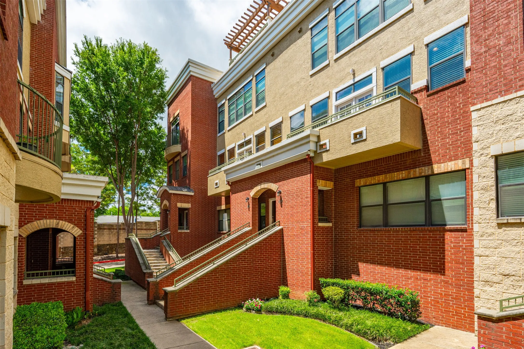 Condominium For Sale in Tarrant County , 1201 Beaconsfield Lane 109, Arlington, Texas 76011, 3 Bedroom, 4 Bathroom, 2 Garage spaces, 1,785 Sqft, built in 2008, mls#21299582, Real Estate Agent in Arlington, Homes For Sale in Tarrant county, Homes For Sale in Arlington, Realtor in Arlington Texas, Real Estate Brokerage Independent Realty Texas, Luminita Cordes Realtor