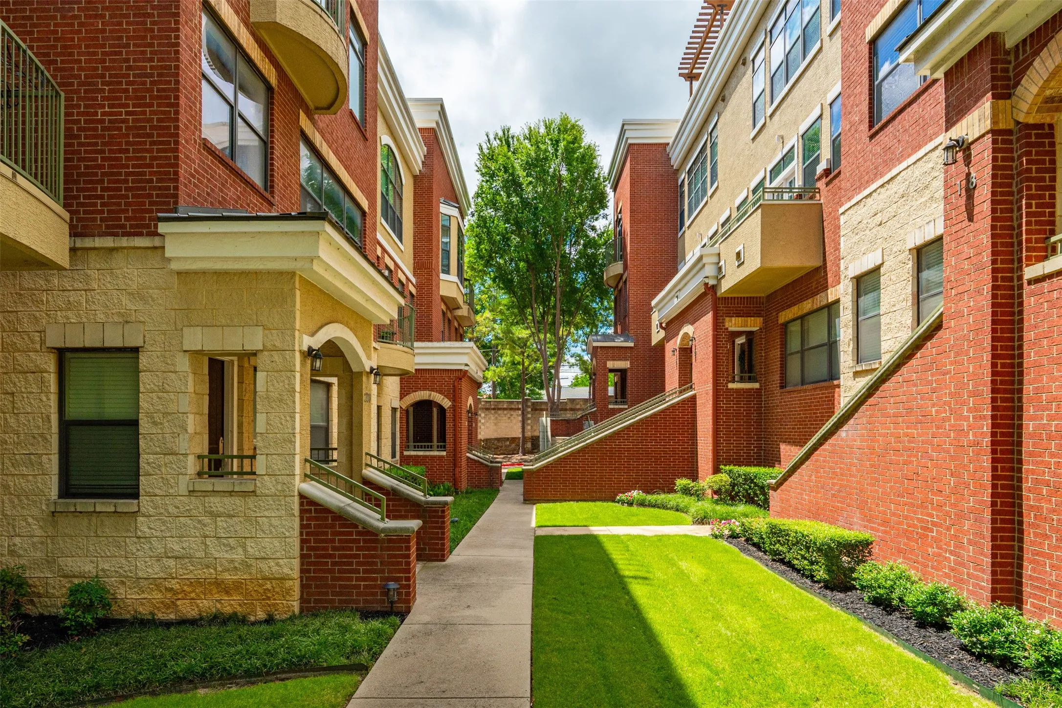 Condominium For Sale in Tarrant County , 1201 Beaconsfield Lane 109, Arlington, Texas 76011, 3 Bedroom, 4 Bathroom, 2 Garage spaces, 1,785 Sqft, built in 2008, mls#21299582, Real Estate Agent in Arlington, Homes For Sale in Tarrant county, Homes For Sale in Arlington, Realtor in Arlington Texas, Real Estate Brokerage Independent Realty Texas, Luminita Cordes Realtor