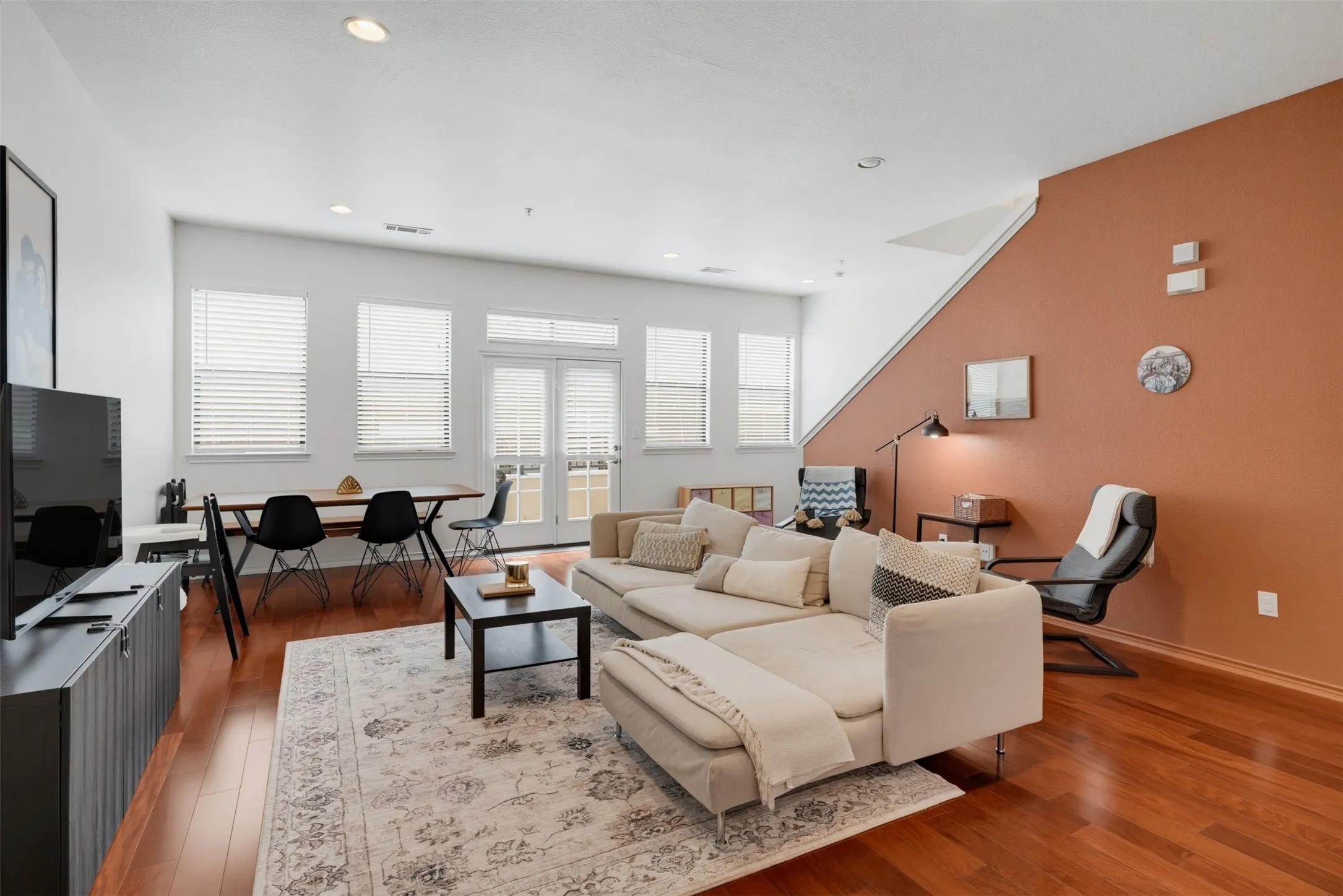 Condominium For Sale in Tarrant County , 1201 Beaconsfield Lane 109, Arlington, Texas 76011, 3 Bedroom, 4 Bathroom, 2 Garage spaces, 1,785 Sqft, built in 2008, mls#21299582, Real Estate Agent in Arlington, Homes For Sale in Tarrant county, Homes For Sale in Arlington, Realtor in Arlington Texas, Real Estate Brokerage Independent Realty Texas, Luminita Cordes Realtor