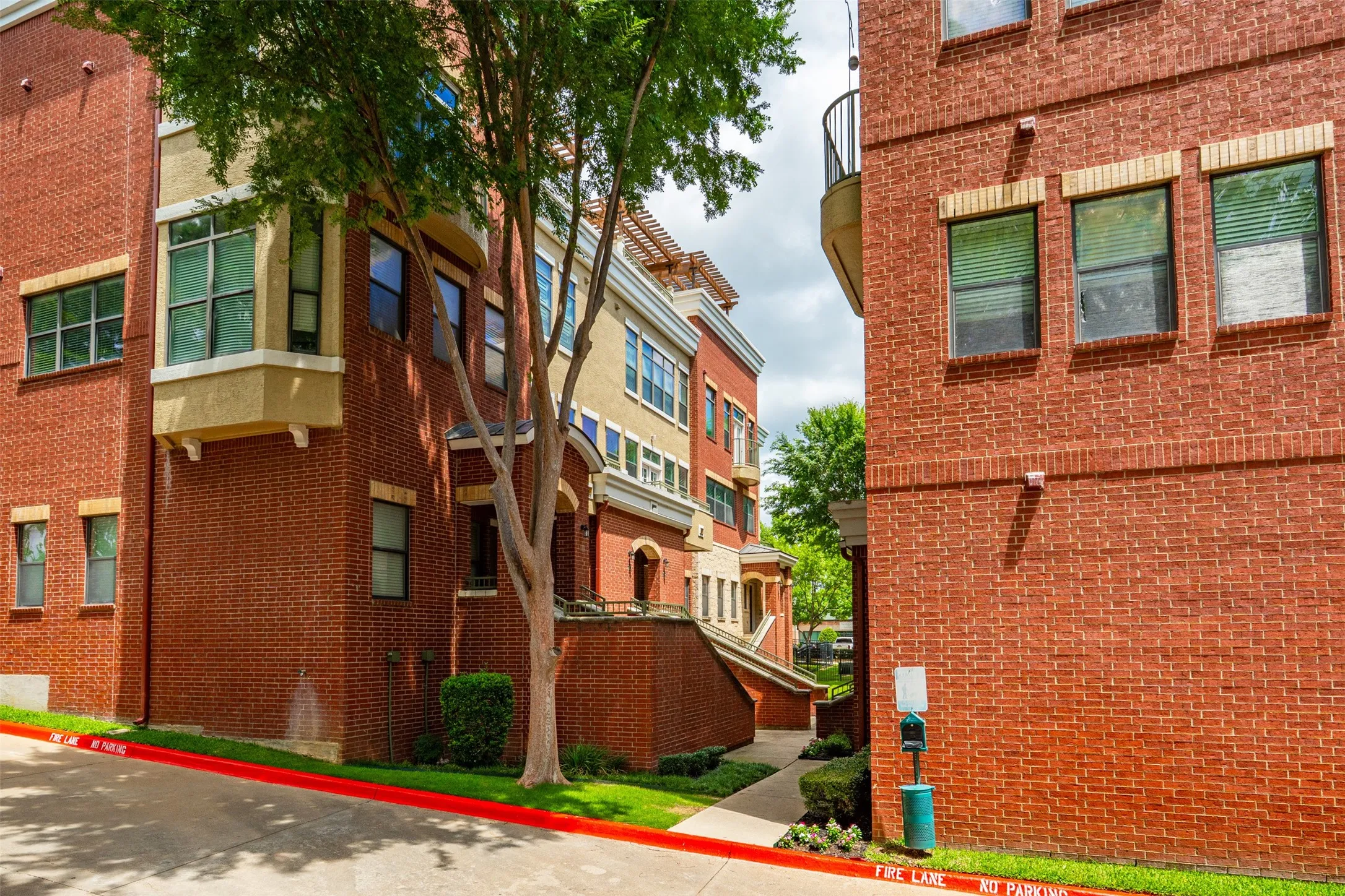 Condominium For Sale in Tarrant County , 1201 Beaconsfield Lane 109, Arlington, Texas 76011, 3 Bedroom, 4 Bathroom, 2 Garage spaces, 1,785 Sqft, built in 2008, mls#21299582, Real Estate Agent in Arlington, Homes For Sale in Tarrant county, Homes For Sale in Arlington, Realtor in Arlington Texas, Real Estate Brokerage Independent Realty Texas, Luminita Cordes Realtor