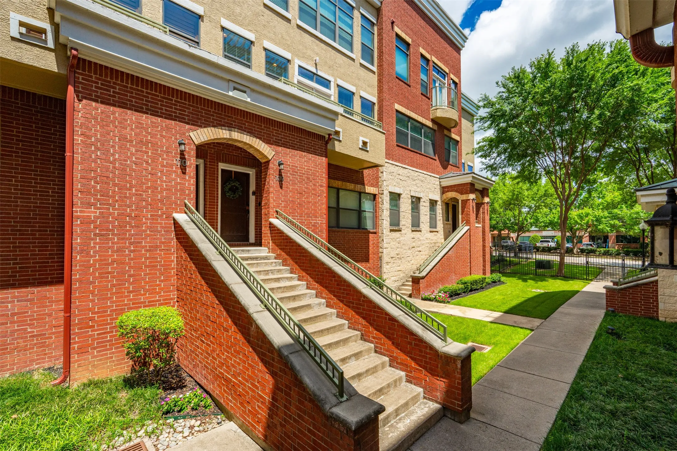 Condominium For Sale in Tarrant County , 1201 Beaconsfield Lane 109, Arlington, Texas 76011, 3 Bedroom, 4 Bathroom, 2 Garage spaces, 1,785 Sqft, built in 2008, mls#21299582, Real Estate Agent in Arlington, Homes For Sale in Tarrant county, Homes For Sale in Arlington, Realtor in Arlington Texas, Real Estate Brokerage Independent Realty Texas, Luminita Cordes Realtor