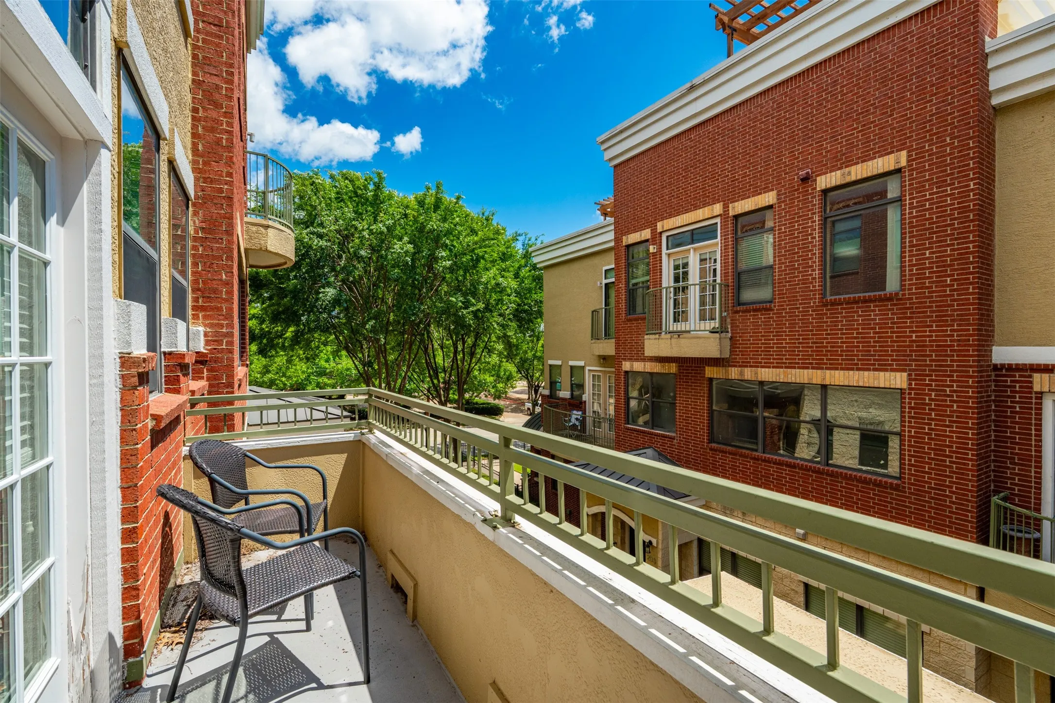 Condominium For Sale in Tarrant County , 1201 Beaconsfield Lane 109, Arlington, Texas 76011, 3 Bedroom, 4 Bathroom, 2 Garage spaces, 1,785 Sqft, built in 2008, mls#21299582, Real Estate Agent in Arlington, Homes For Sale in Tarrant county, Homes For Sale in Arlington, Realtor in Arlington Texas, Real Estate Brokerage Independent Realty Texas, Luminita Cordes Realtor