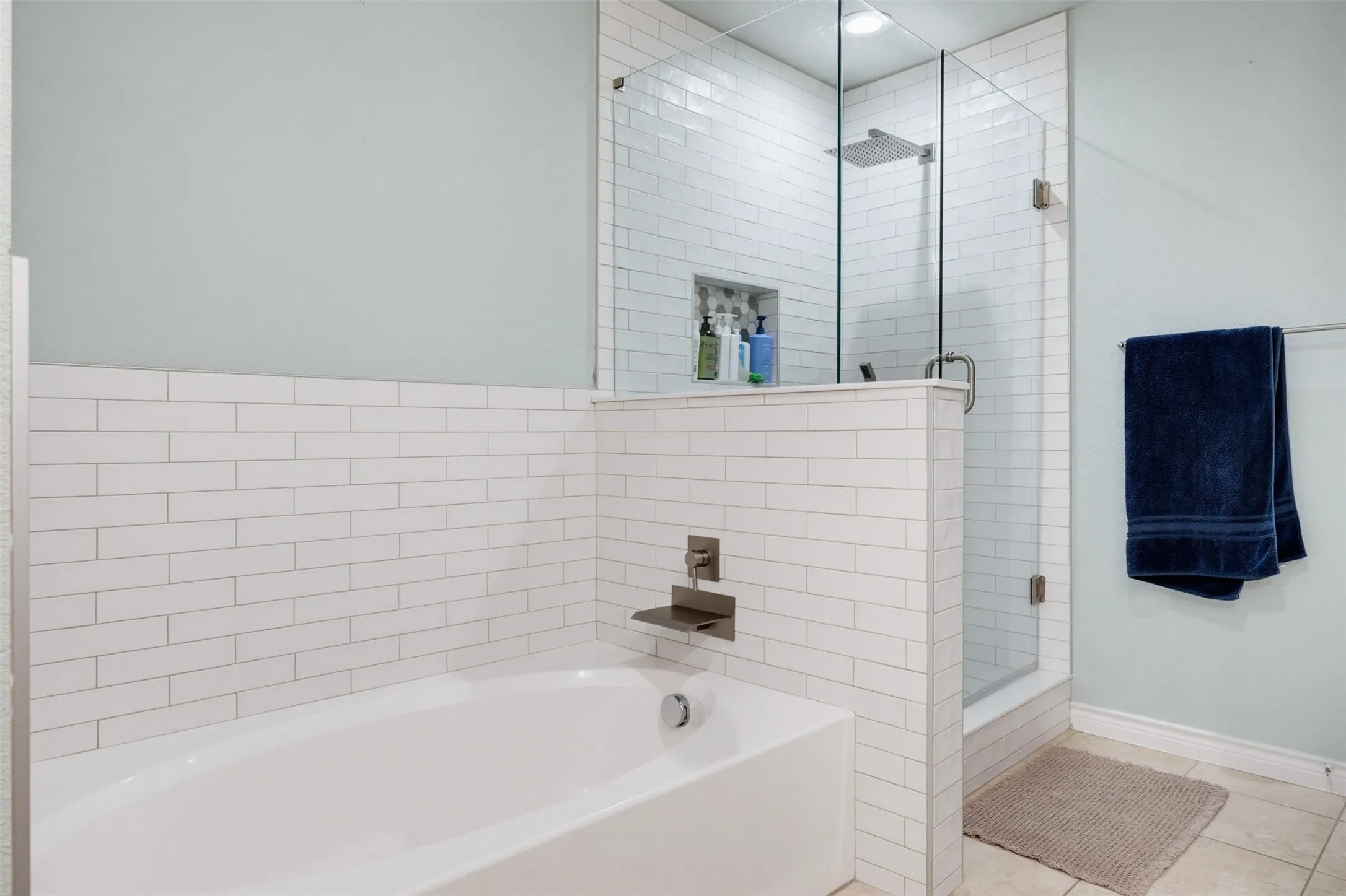 Condominium For Sale in Tarrant County , 1201 Beaconsfield Lane 109, Arlington, Texas 76011, 3 Bedroom, 4 Bathroom, 2 Garage spaces, 1,785 Sqft, built in 2008, mls#21299582, Real Estate Agent in Arlington, Homes For Sale in Tarrant county, Homes For Sale in Arlington, Realtor in Arlington Texas, Real Estate Brokerage Independent Realty Texas, Luminita Cordes Realtor