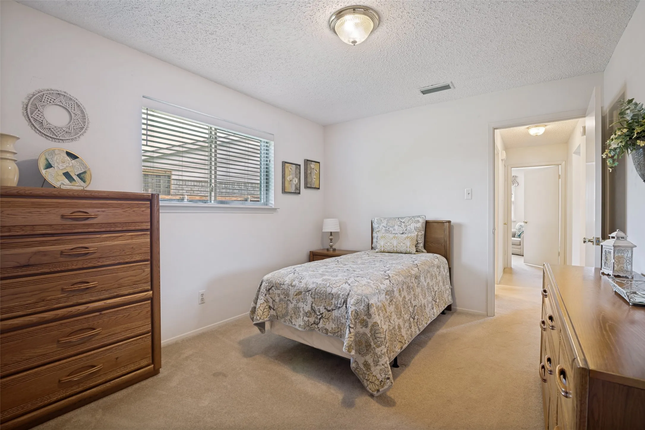 Single Family Residence For Sale in Dallas County , 1728 Roundrock Trail, Mesquite, Texas 75149, 3 Bedroom, 2 Bathroom, 2 Garage spaces, 1,454 Sqft, built in 1979, mls#21299547, Real Estate Agent in Mesquite, Homes For Sale in Dallas county, Homes For Sale in Mesquite, Realtor in Mesquite Texas, Real Estate Brokerage Independent Realty Texas, Luminita Cordes Realtor