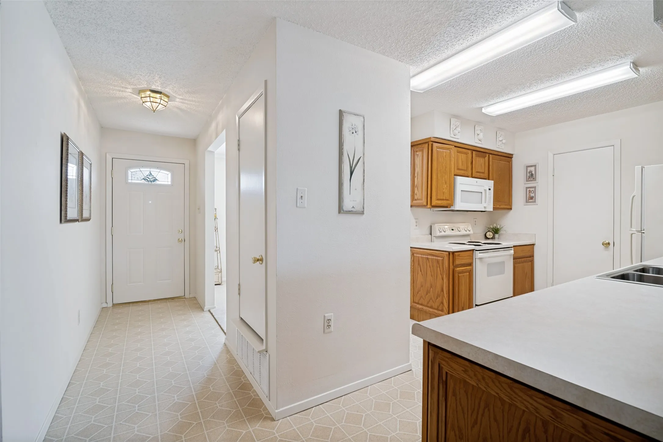 Move in Ready & Neutral Tones throughout!