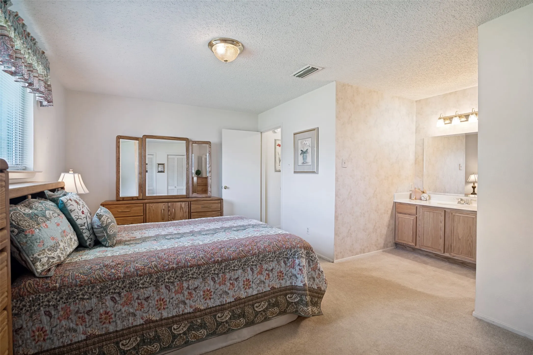 Single Family Residence For Sale in Dallas County , 1728 Roundrock Trail, Mesquite, Texas 75149, 3 Bedroom, 2 Bathroom, 2 Garage spaces, 1,454 Sqft, built in 1979, mls#21299547, Real Estate Agent in Mesquite, Homes For Sale in Dallas county, Homes For Sale in Mesquite, Realtor in Mesquite Texas, Real Estate Brokerage Independent Realty Texas, Luminita Cordes Realtor