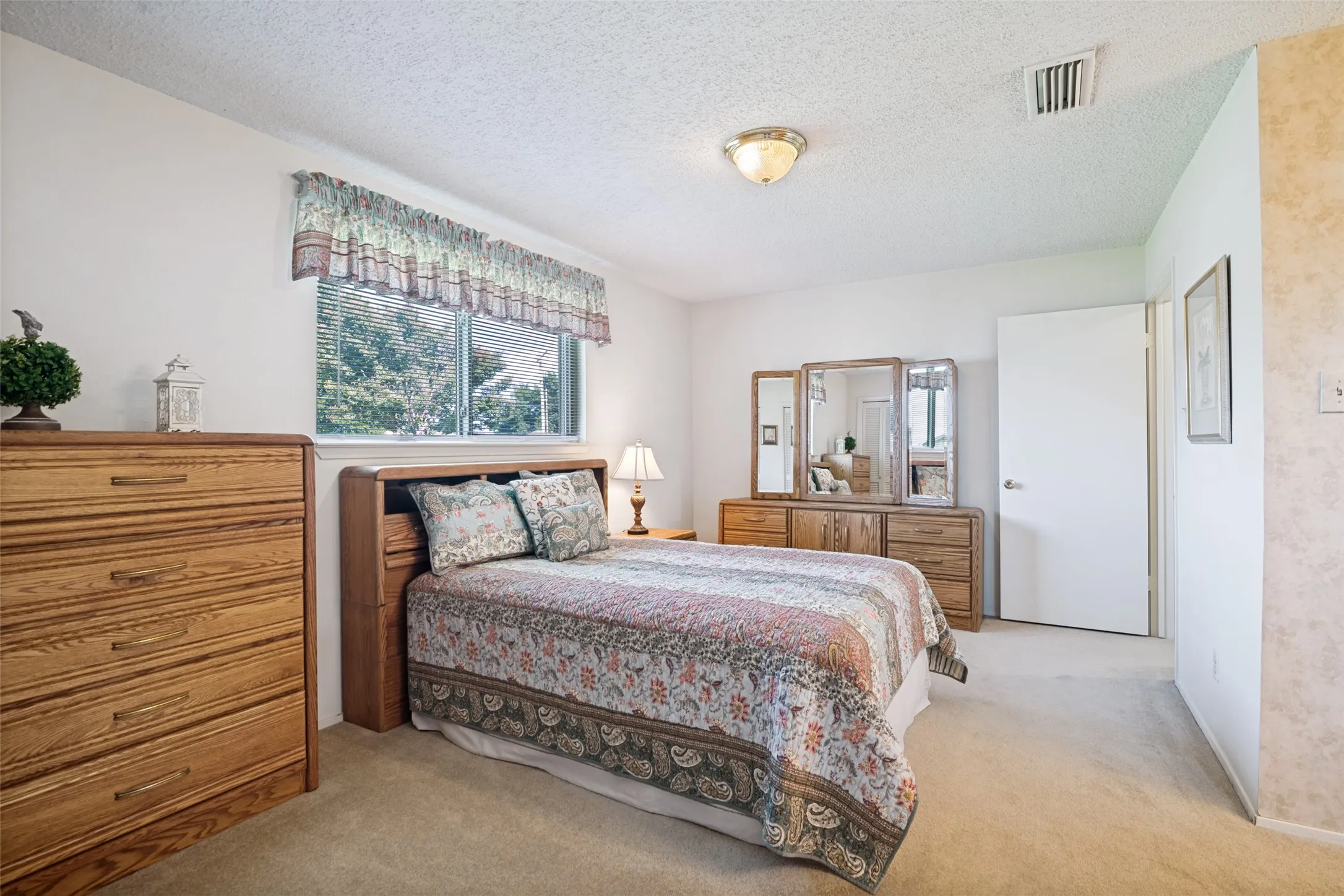 Single Family Residence For Sale in Dallas County , 1728 Roundrock Trail, Mesquite, Texas 75149, 3 Bedroom, 2 Bathroom, 2 Garage spaces, 1,454 Sqft, built in 1979, mls#21299547, Real Estate Agent in Mesquite, Homes For Sale in Dallas county, Homes For Sale in Mesquite, Realtor in Mesquite Texas, Real Estate Brokerage Independent Realty Texas, Luminita Cordes Realtor
