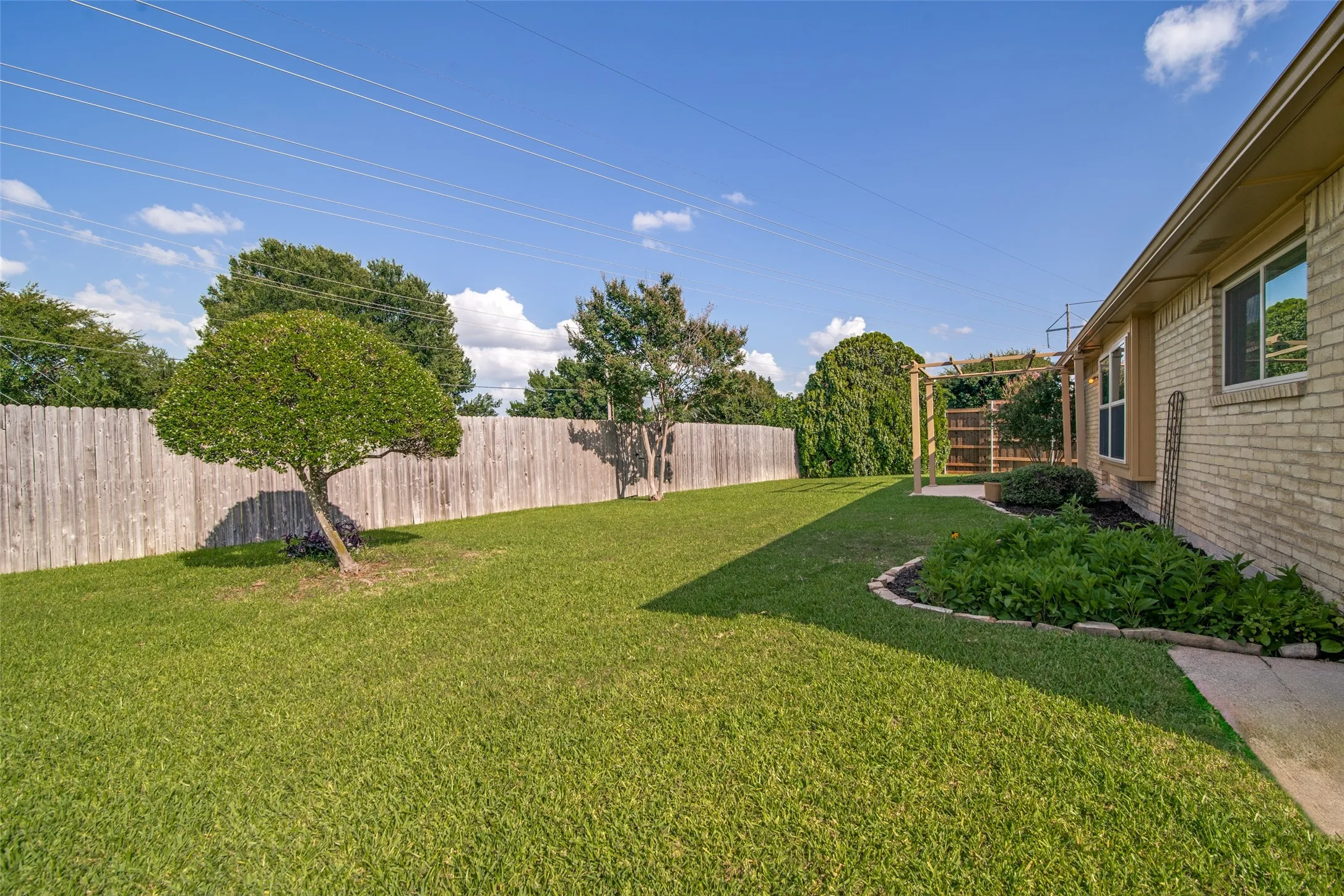 Single Family Residence For Sale in Dallas County , 1728 Roundrock Trail, Mesquite, Texas 75149, 3 Bedroom, 2 Bathroom, 2 Garage spaces, 1,454 Sqft, built in 1979, mls#21299547, Real Estate Agent in Mesquite, Homes For Sale in Dallas county, Homes For Sale in Mesquite, Realtor in Mesquite Texas, Real Estate Brokerage Independent Realty Texas, Luminita Cordes Realtor