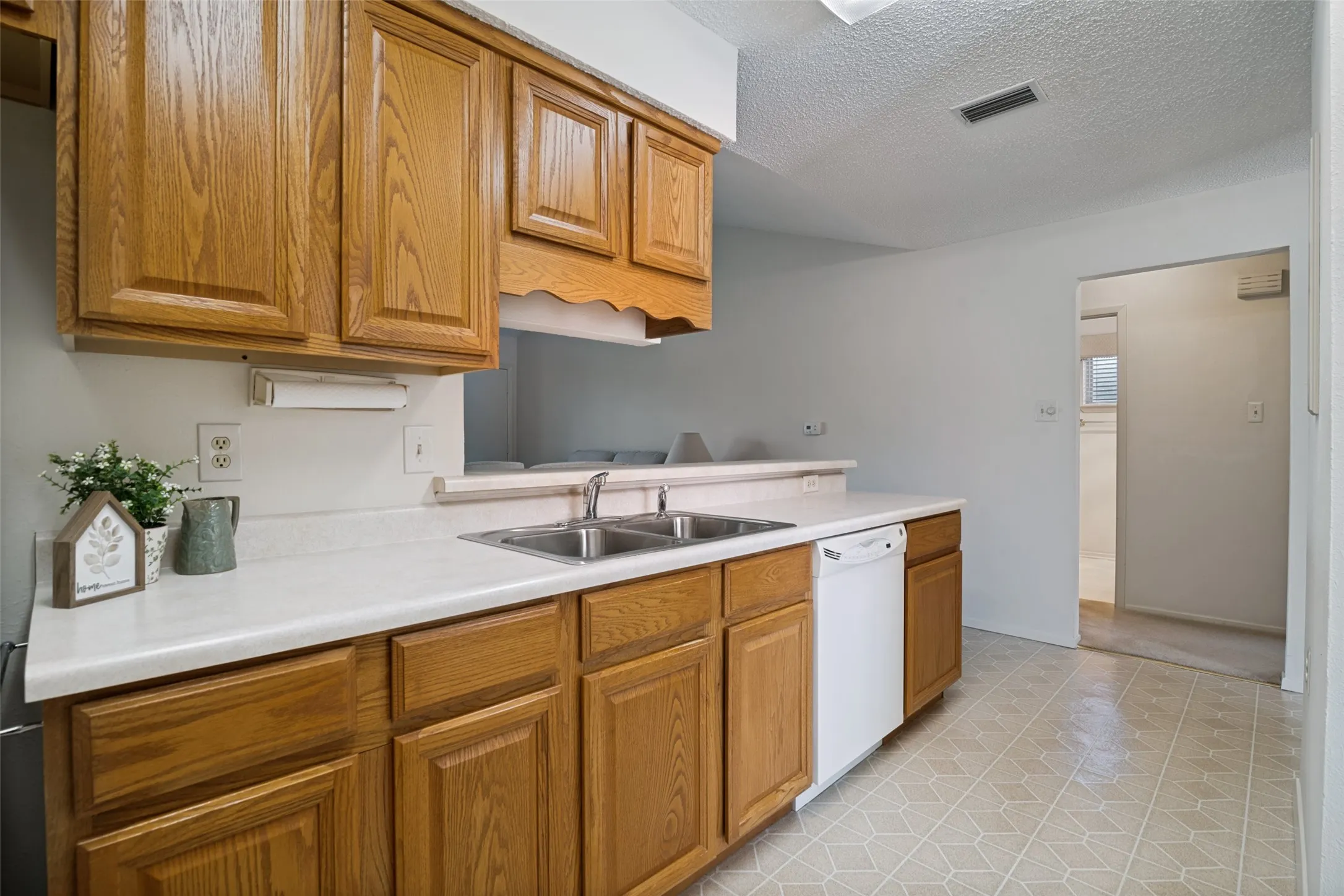 Single Family Residence For Sale in Dallas County , 1728 Roundrock Trail, Mesquite, Texas 75149, 3 Bedroom, 2 Bathroom, 2 Garage spaces, 1,454 Sqft, built in 1979, mls#21299547, Real Estate Agent in Mesquite, Homes For Sale in Dallas county, Homes For Sale in Mesquite, Realtor in Mesquite Texas, Real Estate Brokerage Independent Realty Texas, Luminita Cordes Realtor