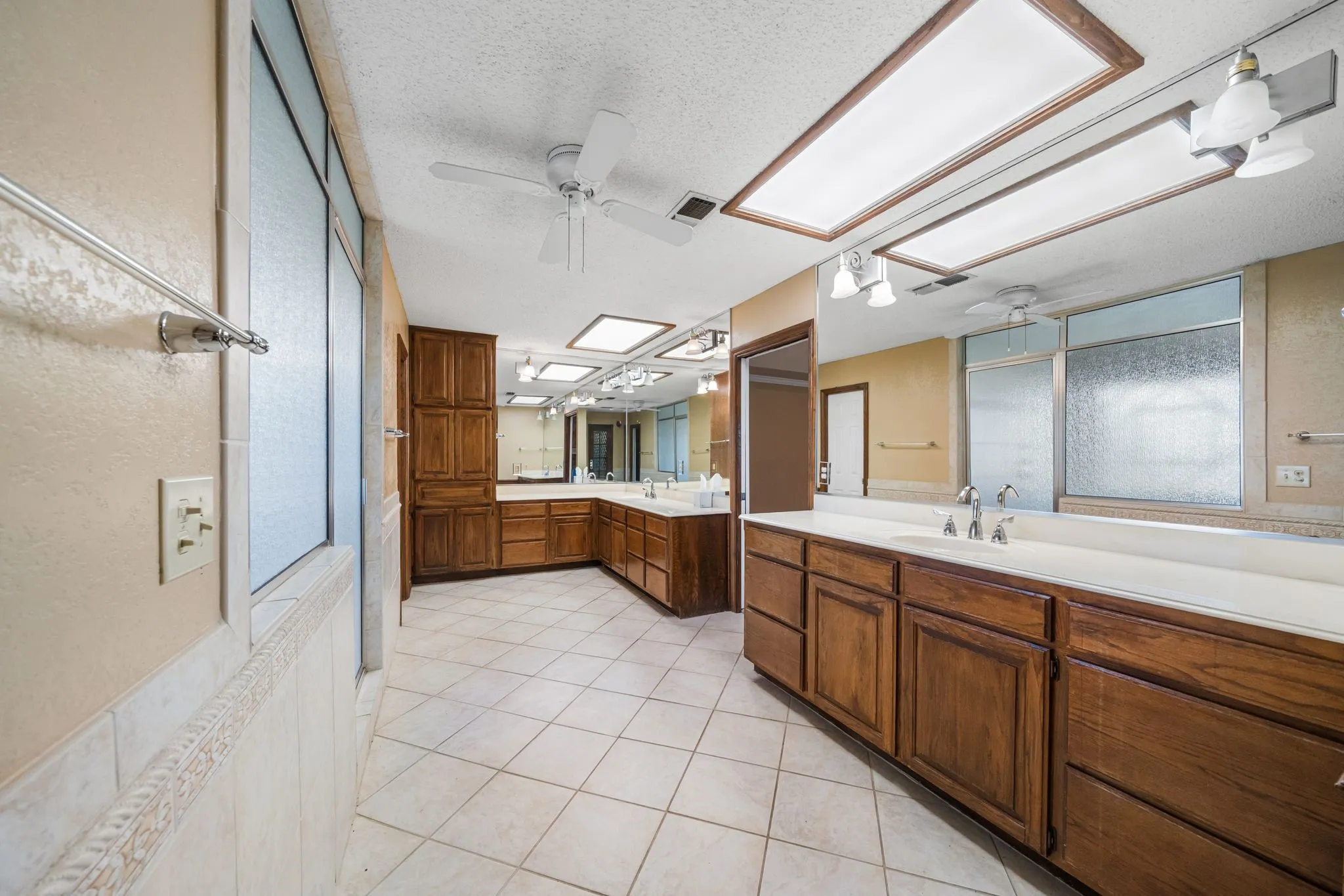 Single Family Residence For Sale in Tarrant County , 8920 Martin Drive, North Richland Hills, Texas 76182, 4 Bedrooms, 4 Bathrooms, 2 Garage spaces, 5,230 Sqft, built in 1981, Price $1,999,999, mls#21296655, Real Estate Agent in North Richland Hills, Homes For Sale in Tarrant county, Homes For Sale in North Richland Hills, Realtor in North Richland Hills Texas, Real Estate Brokerage Independent Realty Texas, Luminita Cordes Realtor