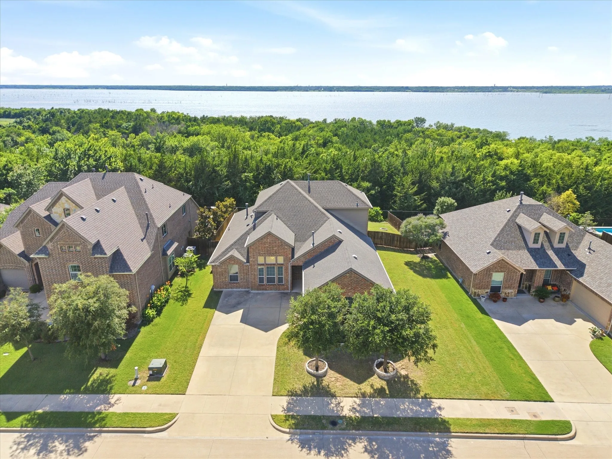 Single Family Residence For Sale in Rockwall County , 3909 Whitman Drive, Rockwall, Texas 75087, 4 Bedroom, 3 Bathroom, 2 Garage spaces, 3,090 Sqft, built in 2018, mls#21296412, Real Estate Agent in Rockwall, Homes For Sale in Rockwall county, Homes For Sale in Rockwall, Realtor in Rockwall Texas, Real Estate Brokerage Independent Realty Texas, Luminita Cordes Realtor