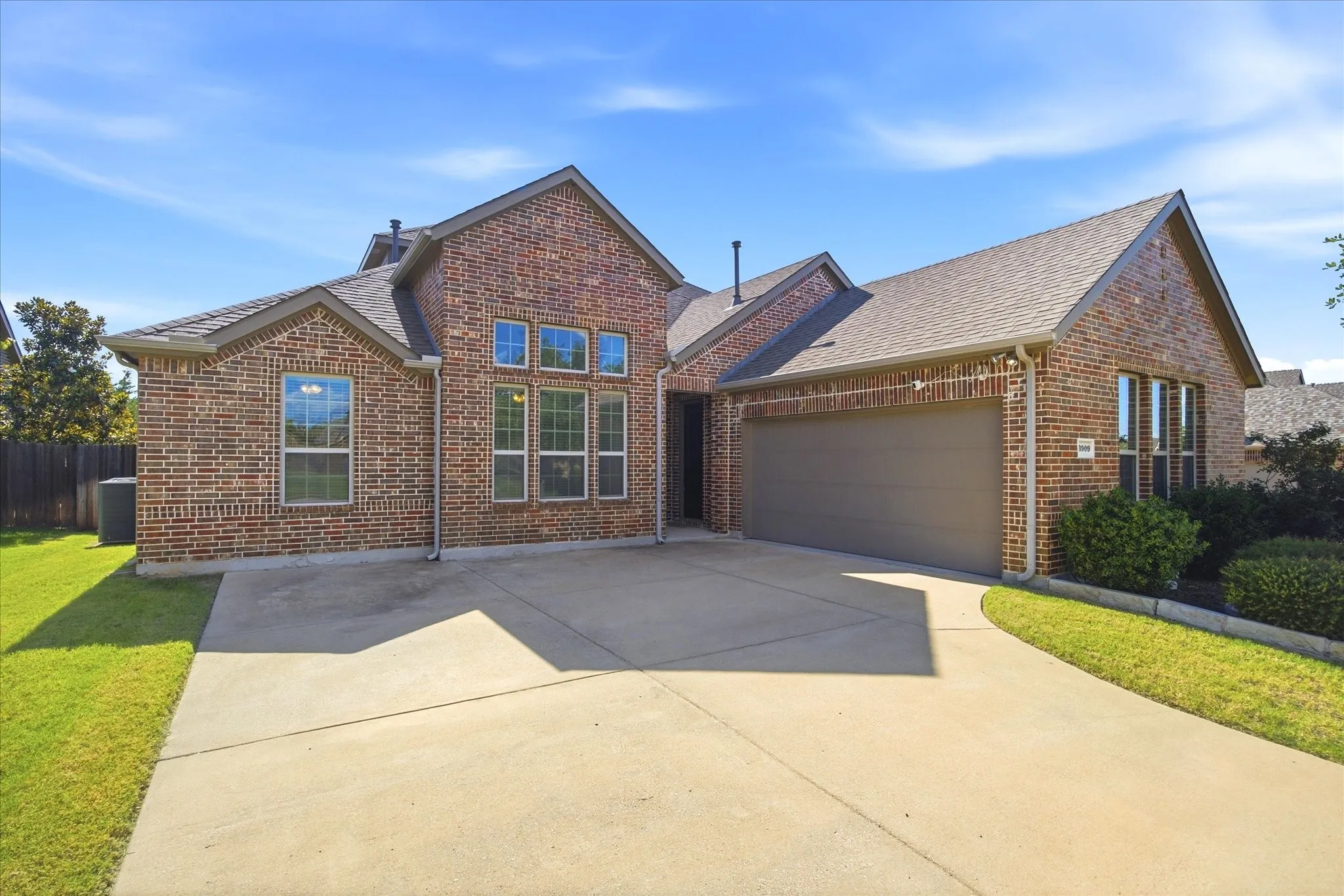Single Family Residence For Sale in Rockwall County , 3909 Whitman Drive, Rockwall, Texas 75087, 4 Bedroom, 3 Bathroom, 2 Garage spaces, 3,090 Sqft, built in 2018, mls#21296412, Real Estate Agent in Rockwall, Homes For Sale in Rockwall county, Homes For Sale in Rockwall, Realtor in Rockwall Texas, Real Estate Brokerage Independent Realty Texas, Luminita Cordes Realtor