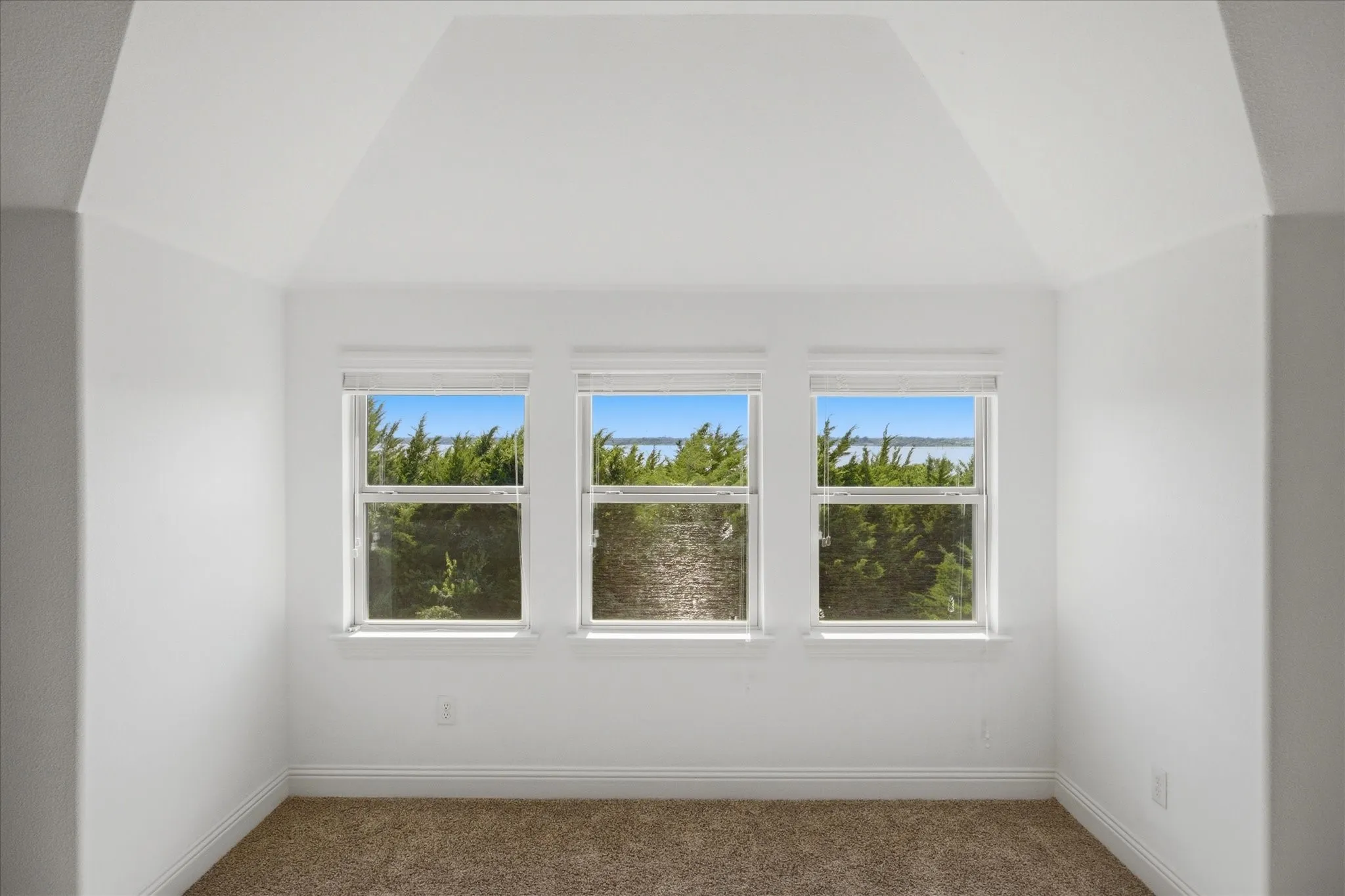 Single Family Residence For Sale in Rockwall County , 3909 Whitman Drive, Rockwall, Texas 75087, 4 Bedroom, 3 Bathroom, 2 Garage spaces, 3,090 Sqft, built in 2018, mls#21296412, Real Estate Agent in Rockwall, Homes For Sale in Rockwall county, Homes For Sale in Rockwall, Realtor in Rockwall Texas, Real Estate Brokerage Independent Realty Texas, Luminita Cordes Realtor