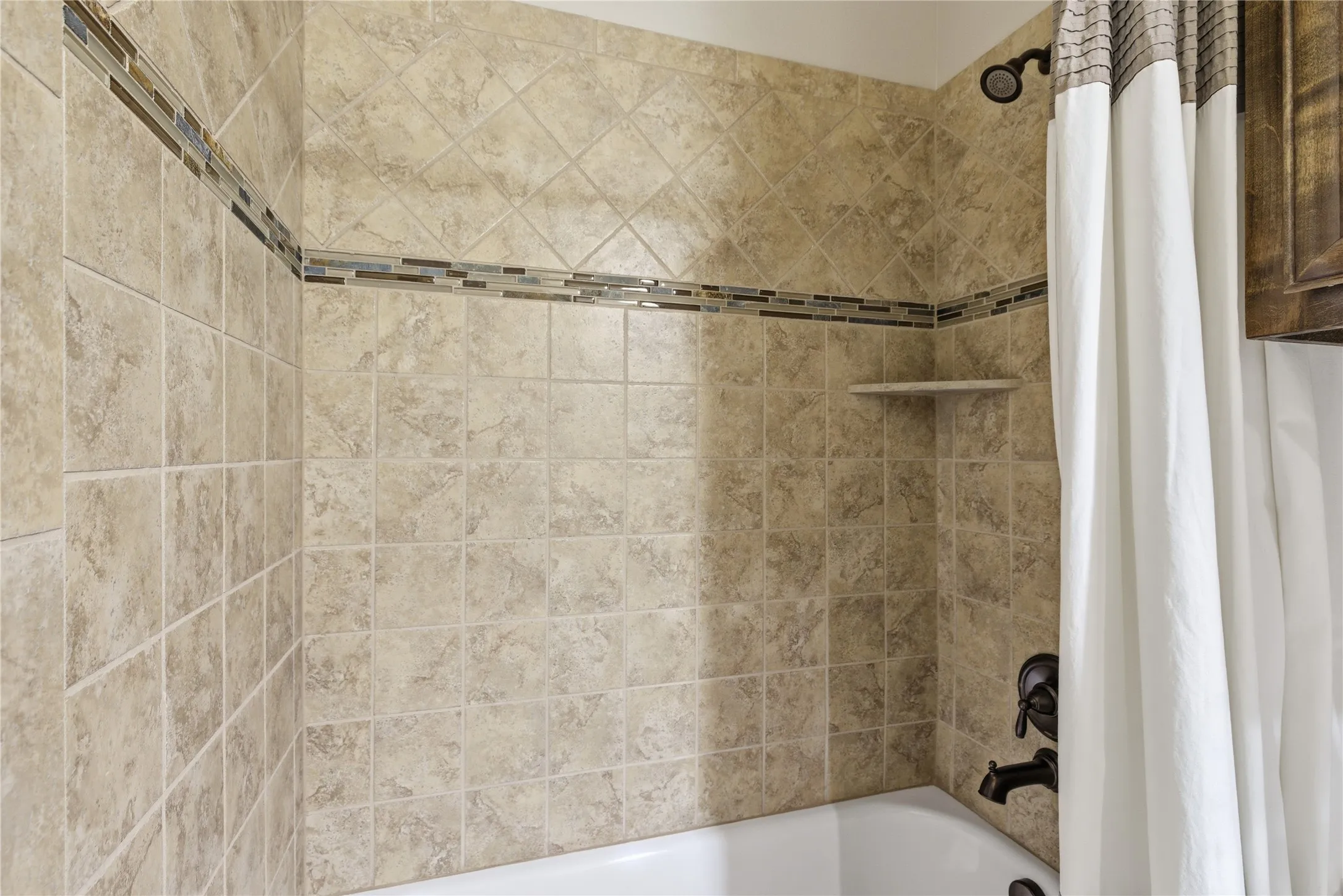 Single Family Residence For Sale in Collin County , 413 Chloe Drive, Allen, Texas 75013, 3 Bedroom, 3 Bathroom, 2 Garage spaces, 2,255 Sqft, built in 2014, mls#21297792, Real Estate Agent in Allen, Homes For Sale in Collin county, Homes For Sale in Allen, Realtor in Allen Texas, Real Estate Brokerage Independent Realty Texas, Luminita Cordes Realtor