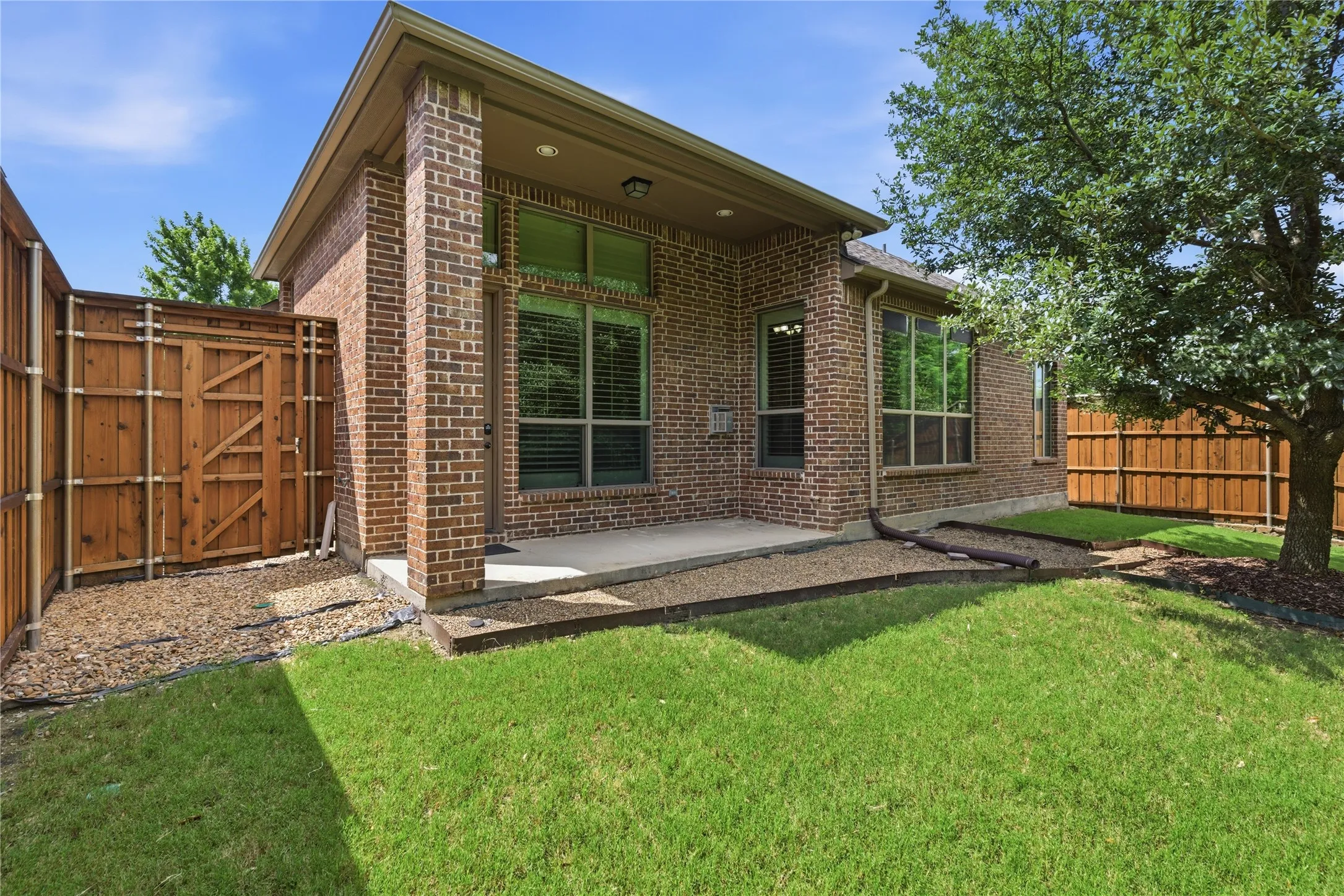 Single Family Residence For Sale in Collin County , 413 Chloe Drive, Allen, Texas 75013, 3 Bedroom, 3 Bathroom, 2 Garage spaces, 2,255 Sqft, built in 2014, mls#21297792, Real Estate Agent in Allen, Homes For Sale in Collin county, Homes For Sale in Allen, Realtor in Allen Texas, Real Estate Brokerage Independent Realty Texas, Luminita Cordes Realtor