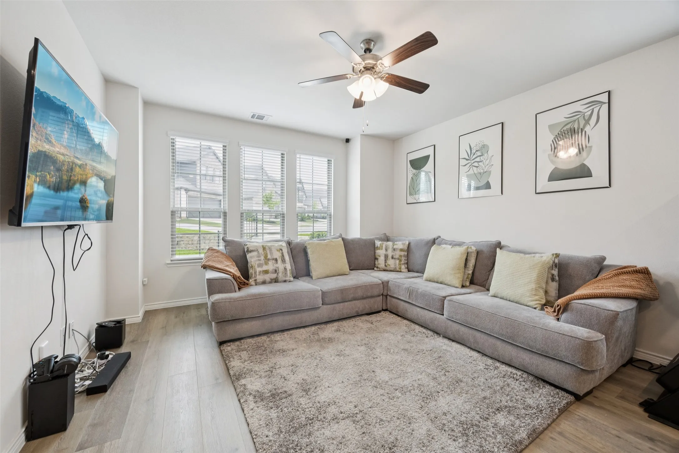 Townhouse For Sale in Dallas County , 2028 Saddle Way, Mesquite, Texas 75149, 3 Bedroom, 3 Bathroom, 2 Garage spaces, 1,737 Sqft, built in 2022, mls#21297254, Real Estate Agent in Mesquite, Homes For Sale in Dallas county, Homes For Sale in Mesquite, Realtor in Mesquite Texas, Real Estate Brokerage Independent Realty Texas, Luminita Cordes Realtor