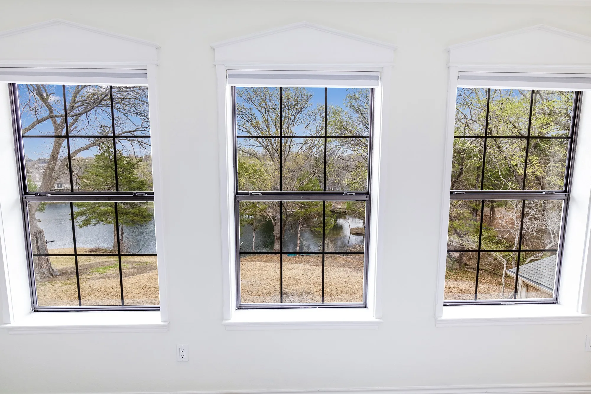 Single Family Residence For Sale in Rockwall County , 204 Sovereign Court, Rockwall, Texas 75032, 4 Bedroom, 4 Bathroom, 2 Garage spaces, 3,063 Sqft, built in 1984, mls#21296699, Real Estate Agent in Rockwall, Homes For Sale in Rockwall county, Homes For Sale in Rockwall, Realtor in Rockwall Texas, Real Estate Brokerage Independent Realty Texas, Luminita Cordes Realtor