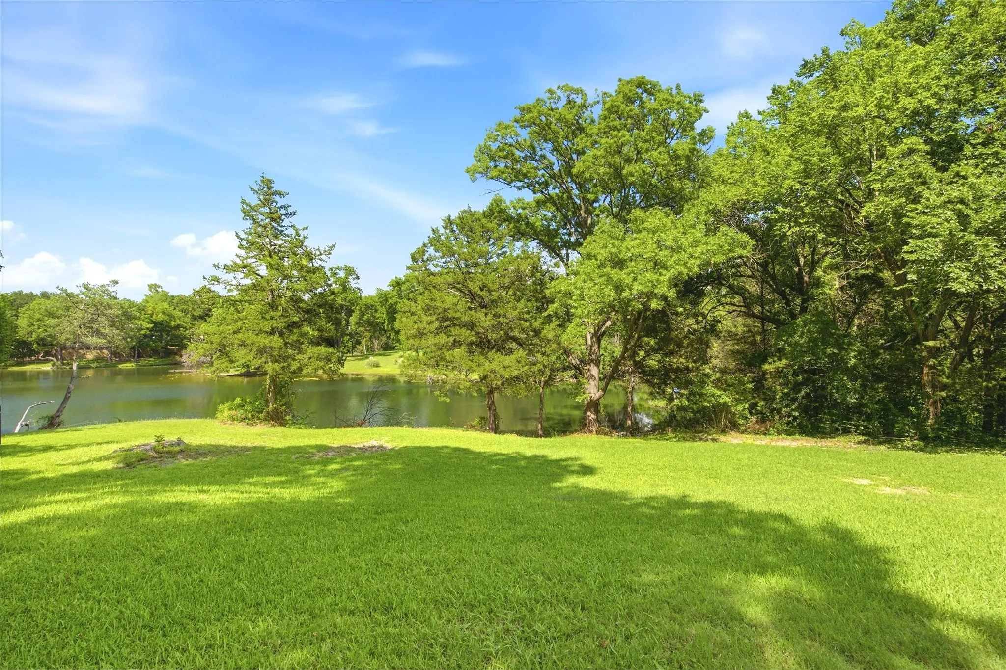Single Family Residence For Sale in Rockwall County , 204 Sovereign Court, Rockwall, Texas 75032, 4 Bedroom, 4 Bathroom, 2 Garage spaces, 3,063 Sqft, built in 1984, mls#21296699, Real Estate Agent in Rockwall, Homes For Sale in Rockwall county, Homes For Sale in Rockwall, Realtor in Rockwall Texas, Real Estate Brokerage Independent Realty Texas, Luminita Cordes Realtor