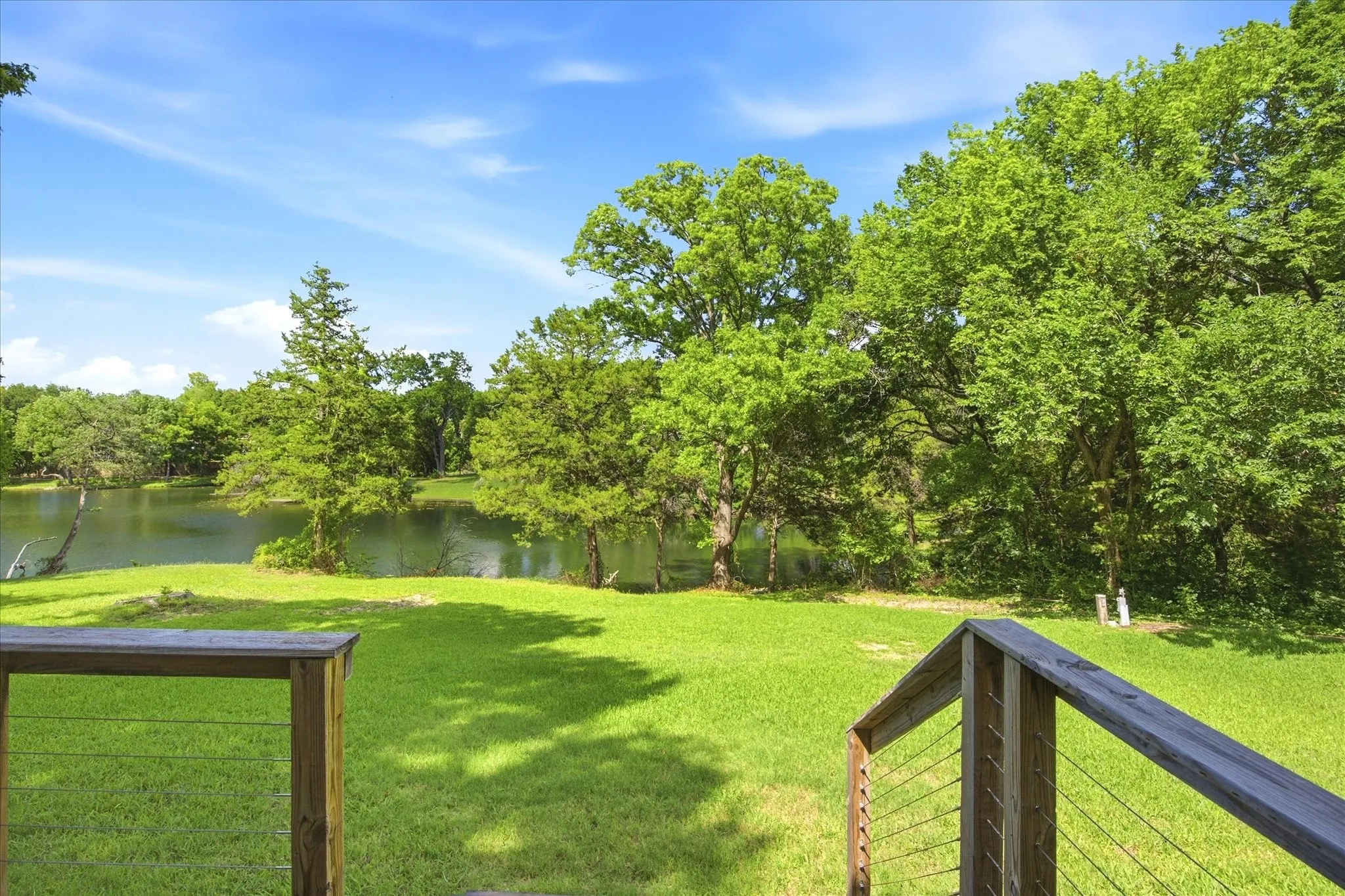 Single Family Residence For Sale in Rockwall County , 204 Sovereign Court, Rockwall, Texas 75032, 4 Bedroom, 4 Bathroom, 2 Garage spaces, 3,063 Sqft, built in 1984, mls#21296699, Real Estate Agent in Rockwall, Homes For Sale in Rockwall county, Homes For Sale in Rockwall, Realtor in Rockwall Texas, Real Estate Brokerage Independent Realty Texas, Luminita Cordes Realtor